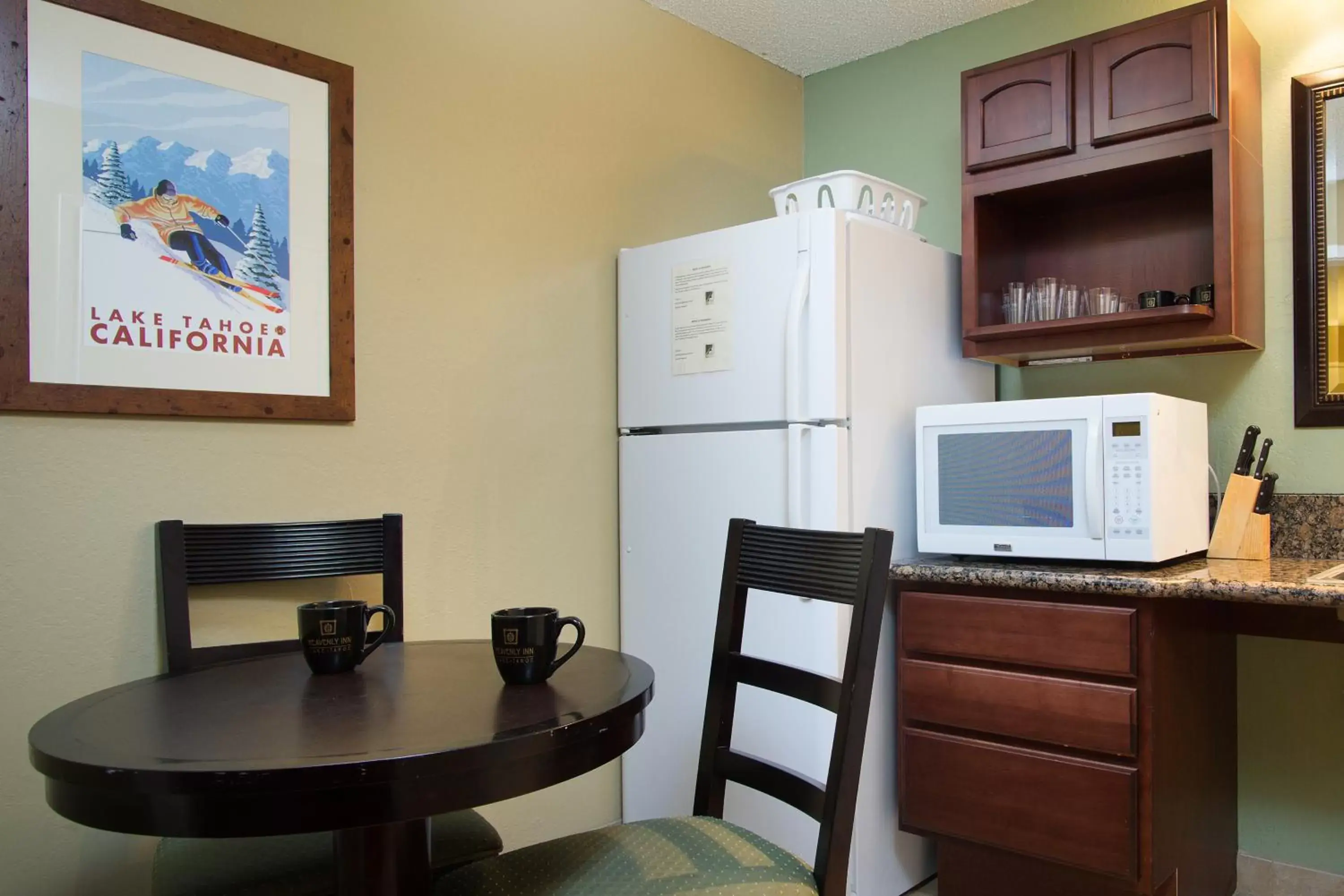 Kitchen or kitchenette in Heavenly Inn Lake Tahoe