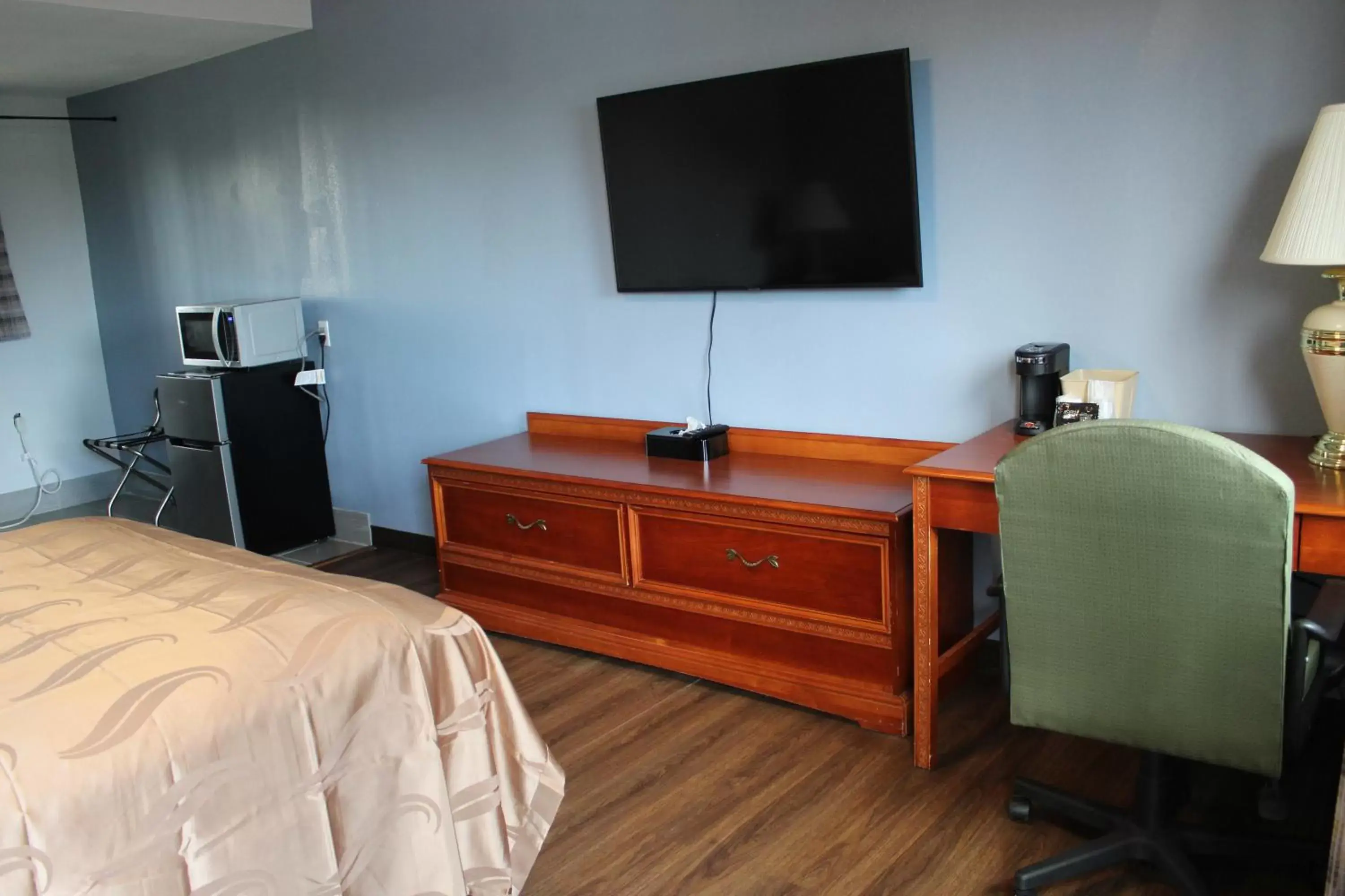 TV and multimedia, TV/Entertainment Center in Quality Inn - On The Lake Clarksville-Boydton
