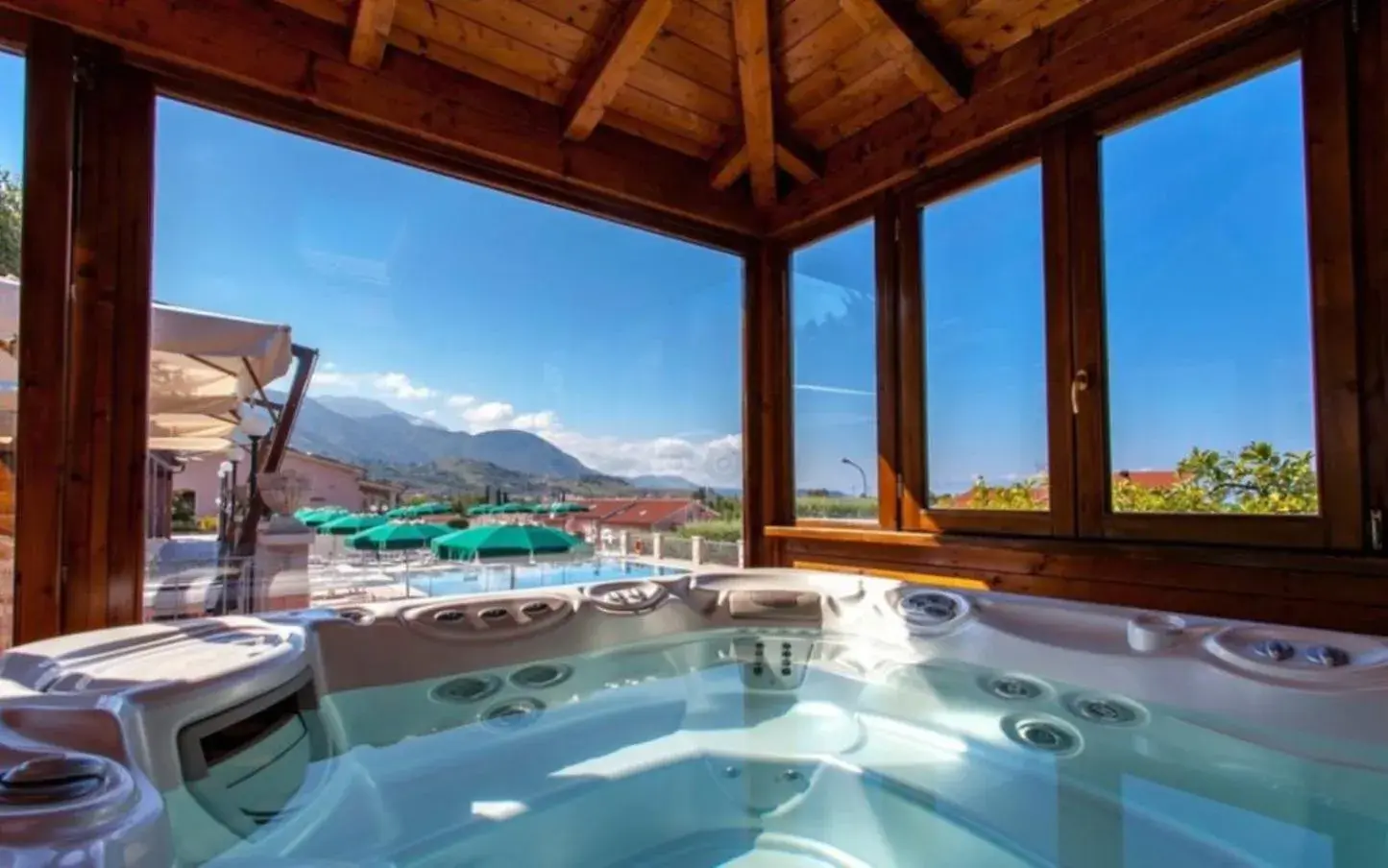 Hot Tub in Hotel Ristorante Borgo La Tana