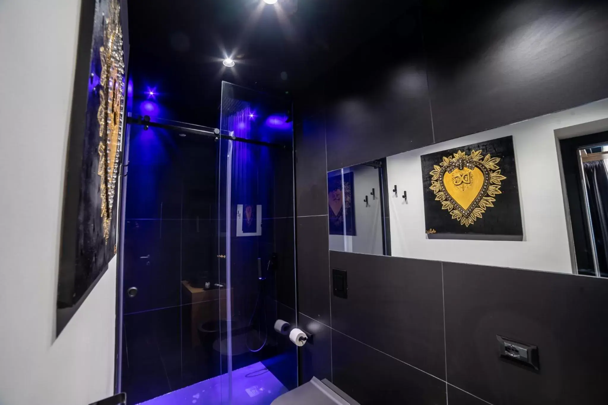 Shower, Bathroom in Maximum hub suite&spa