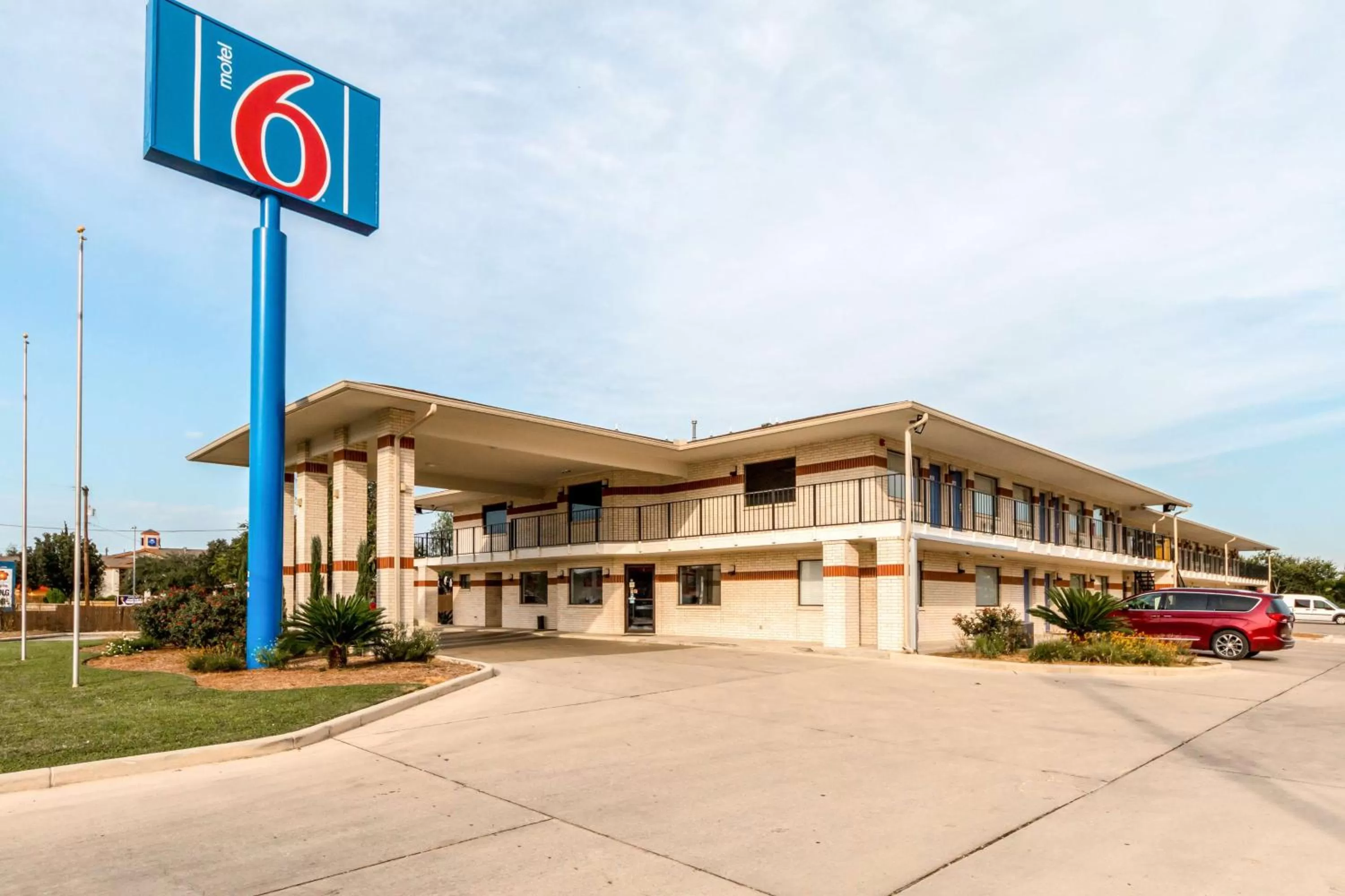 Property building in Motel 6-San Antonio, TX - South WW White Rd