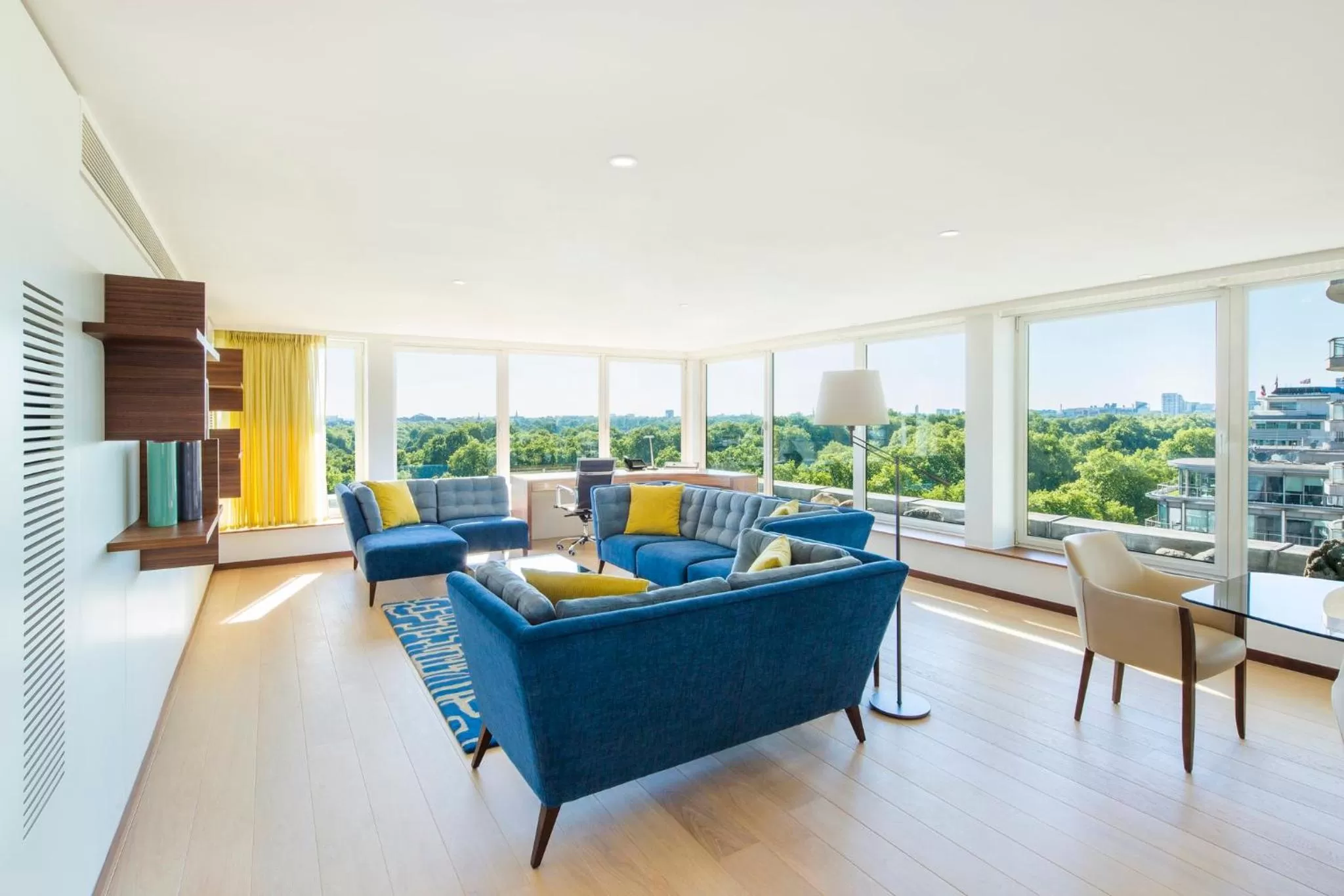 Photo of the whole room in COMO Metropolitan London