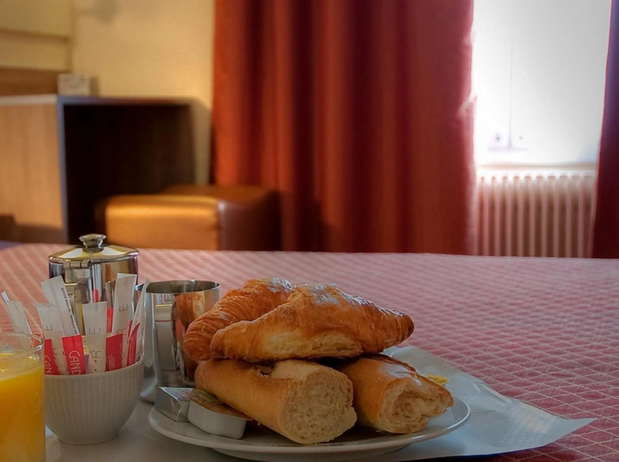 Food and drinks in Hôtel de France Quartier Latin