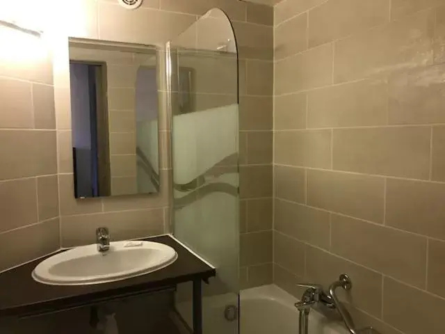 Bathroom in Hôtel Du Baou