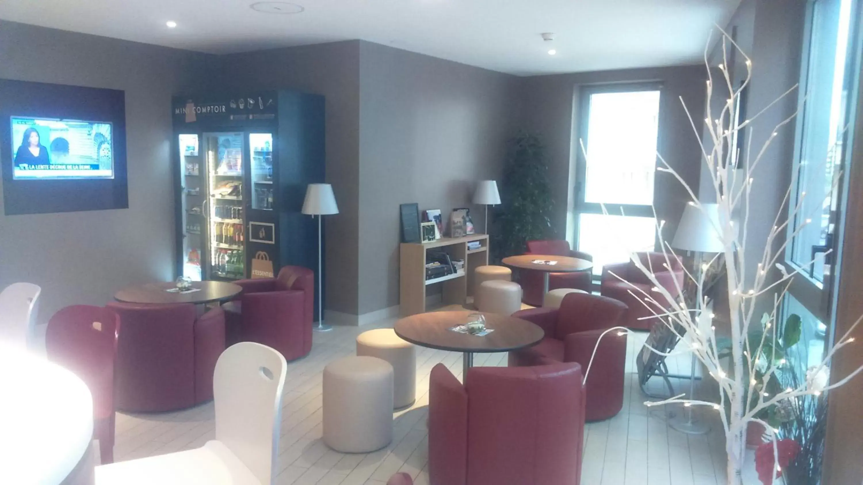 Communal lounge/ TV room, Lounge/Bar in Campanile Annemasse Gare– Genève