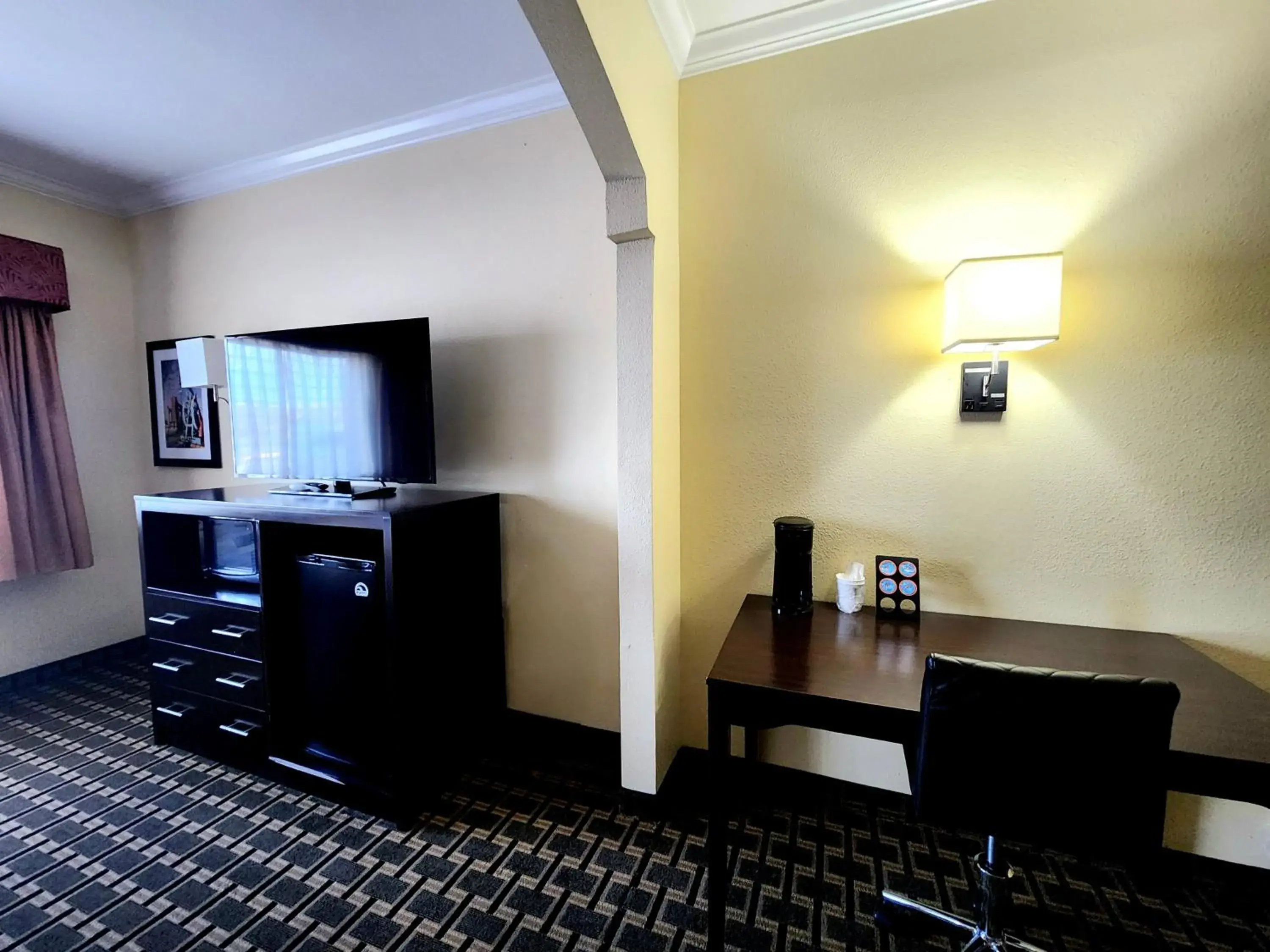 TV and multimedia, TV/Entertainment Center in Days Inn & Suites by Wyndham Sam Houston Tollway