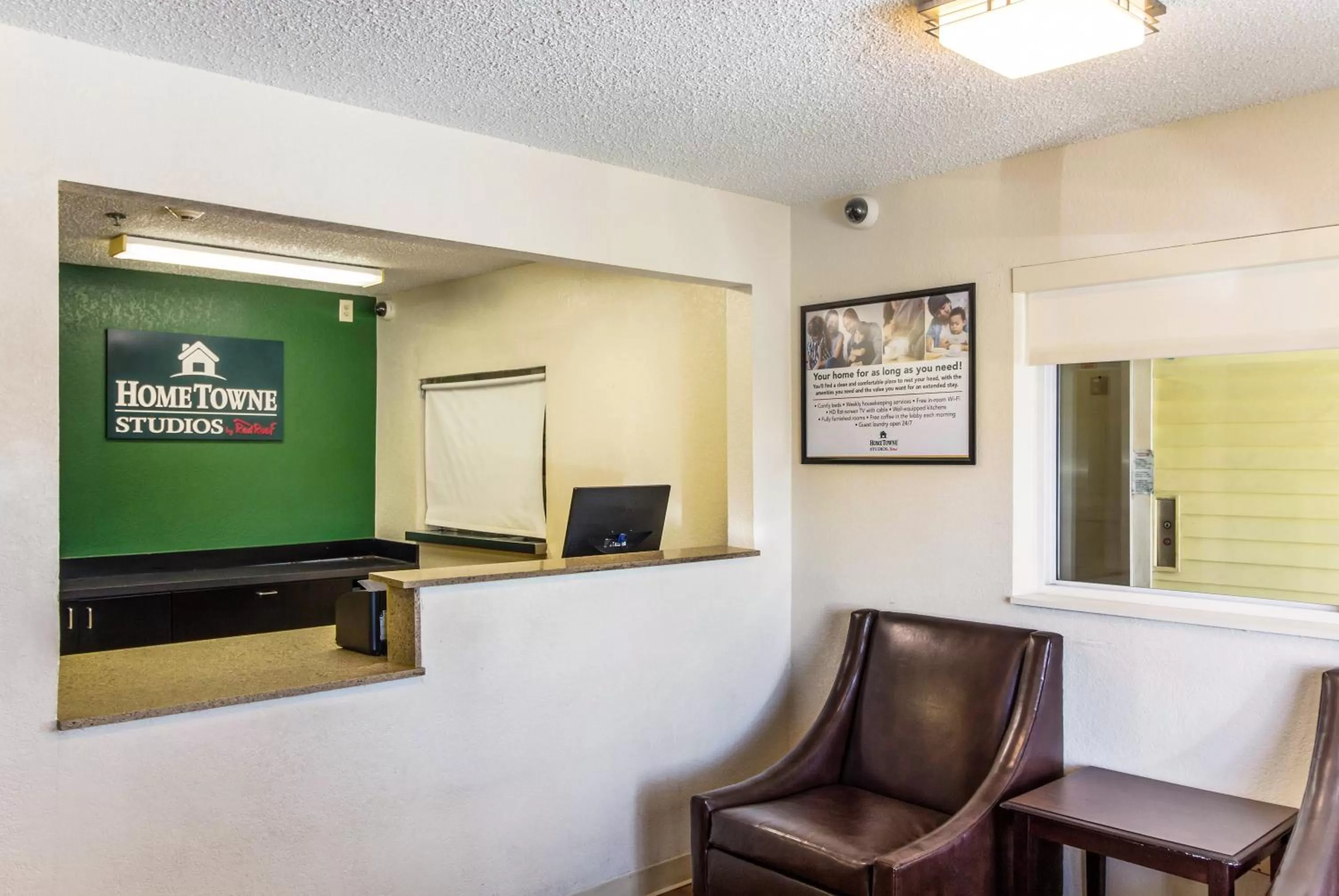 Lobby or reception in HomeTowne Studios by Red Roof Houston - West Oaks - Energy Corridor
