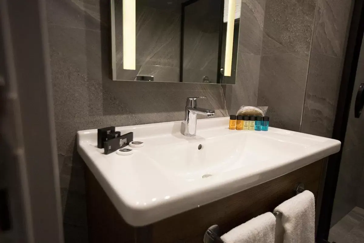 Bathroom in Emens hotel