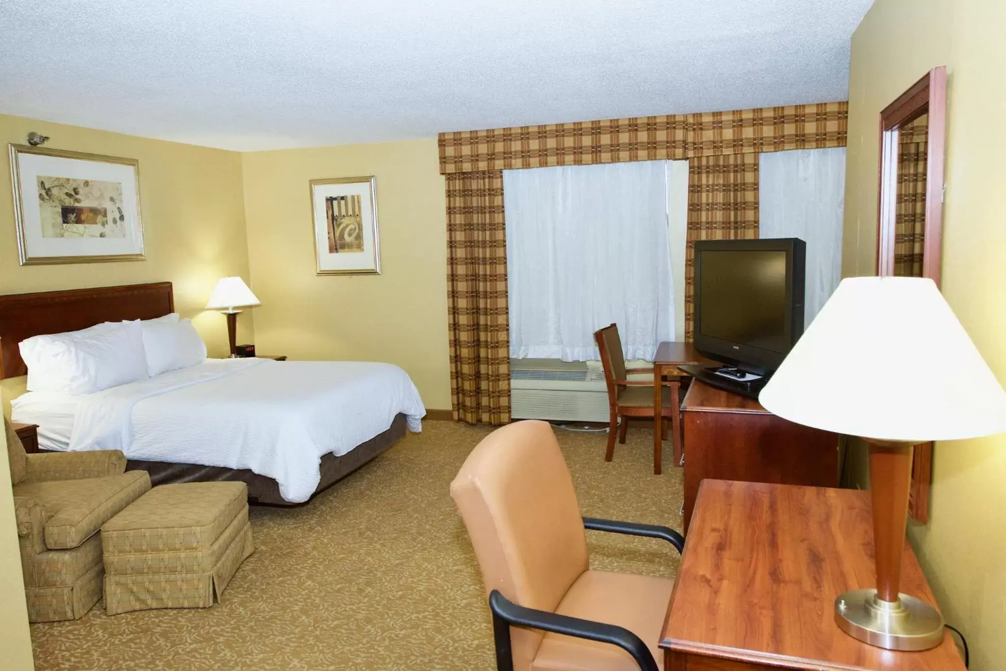 Photo of the whole room, TV/Entertainment Center in Holiday Inn Express Hotel & Suites Fenton/I-44, an IHG Hotel