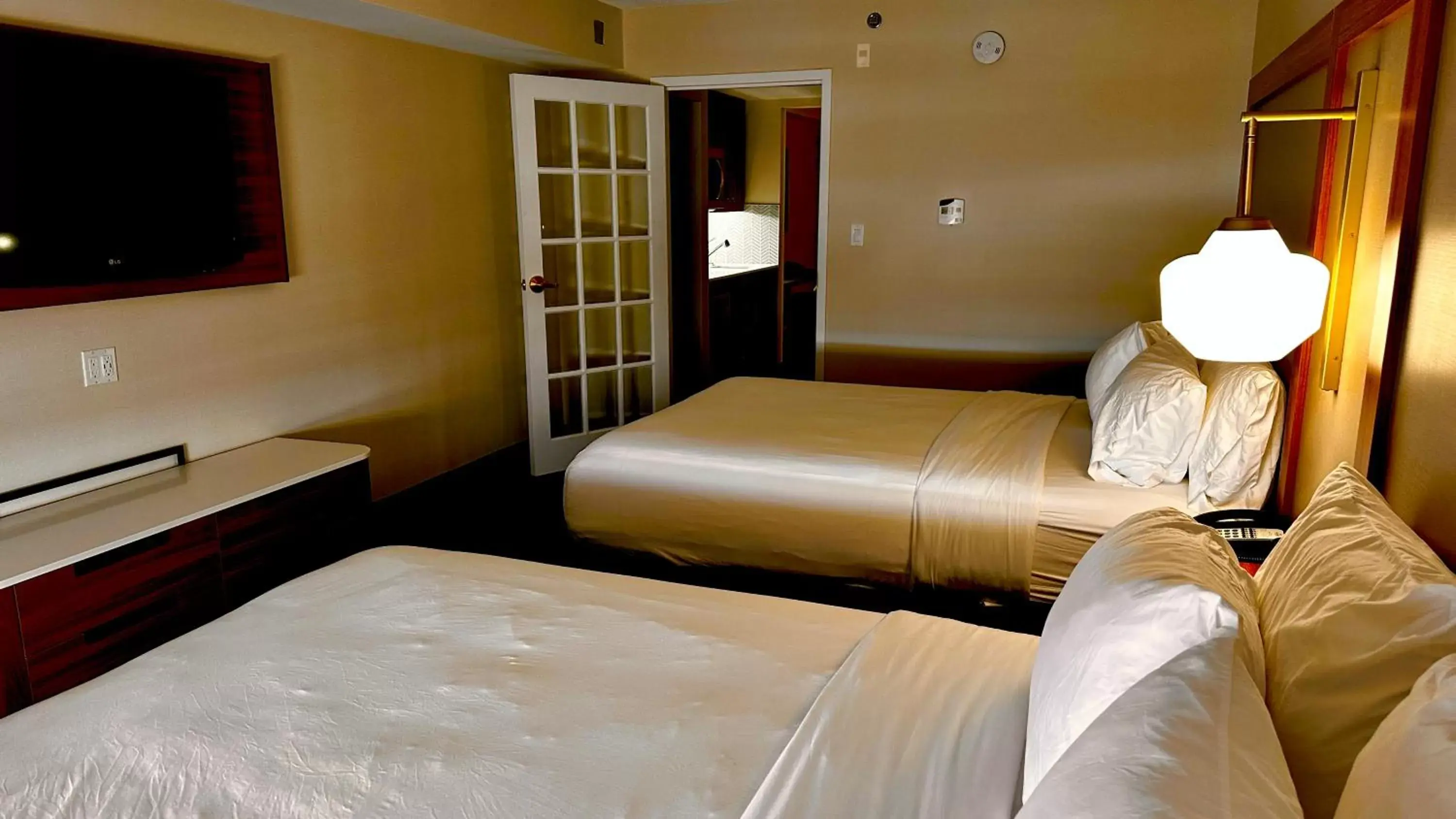 Bedroom, Bed in Newmarket Hotel and Suites