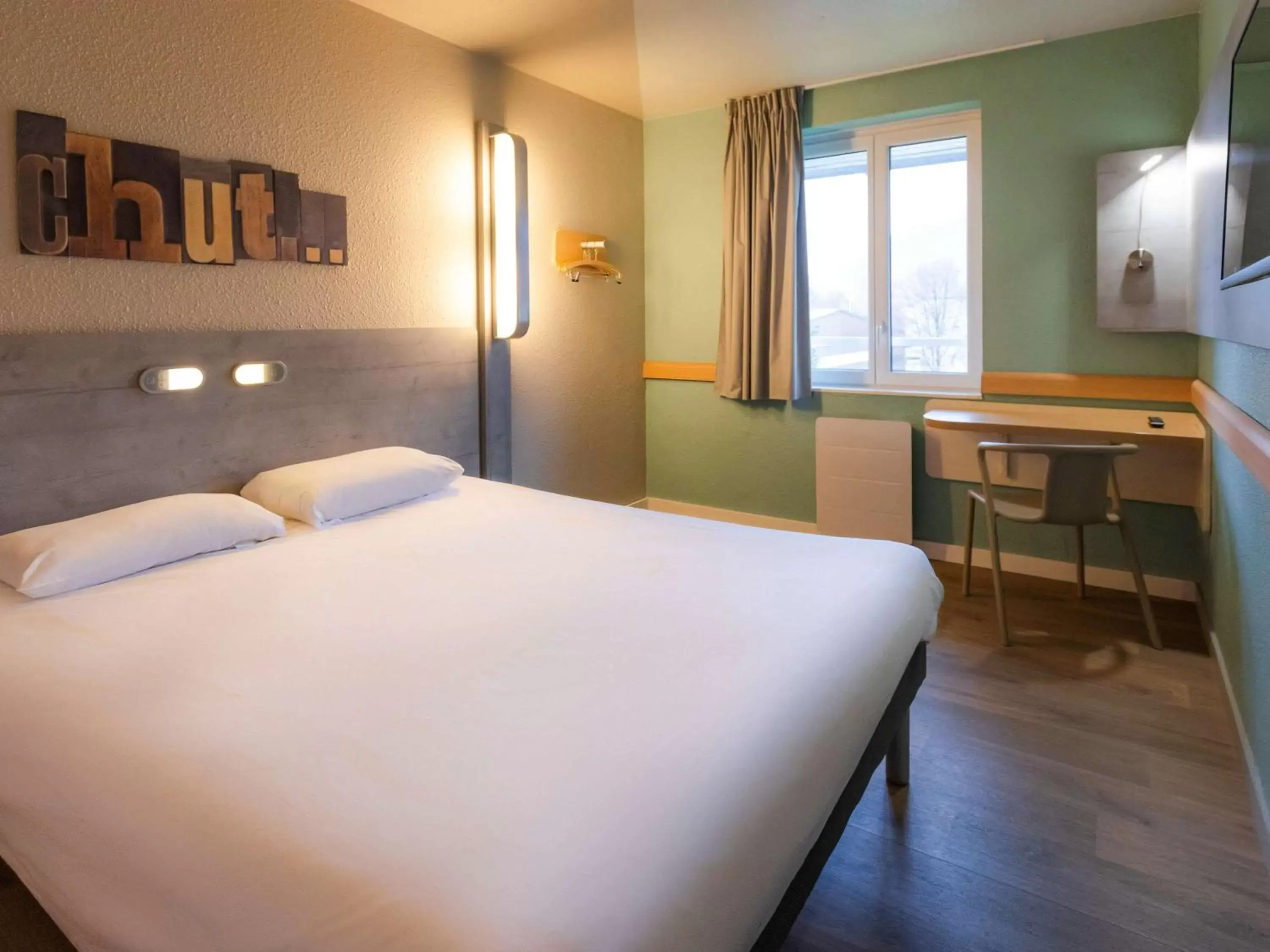 Bedroom, Bed in ibis budget Albertville