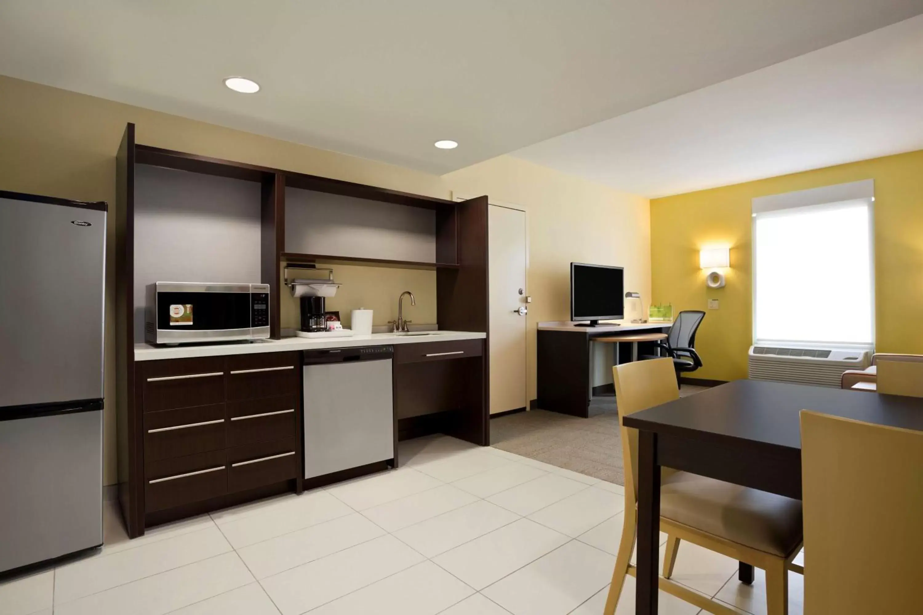Bedroom, Kitchen/Kitchenette in Home2 Suites by Hilton Greensboro Airport