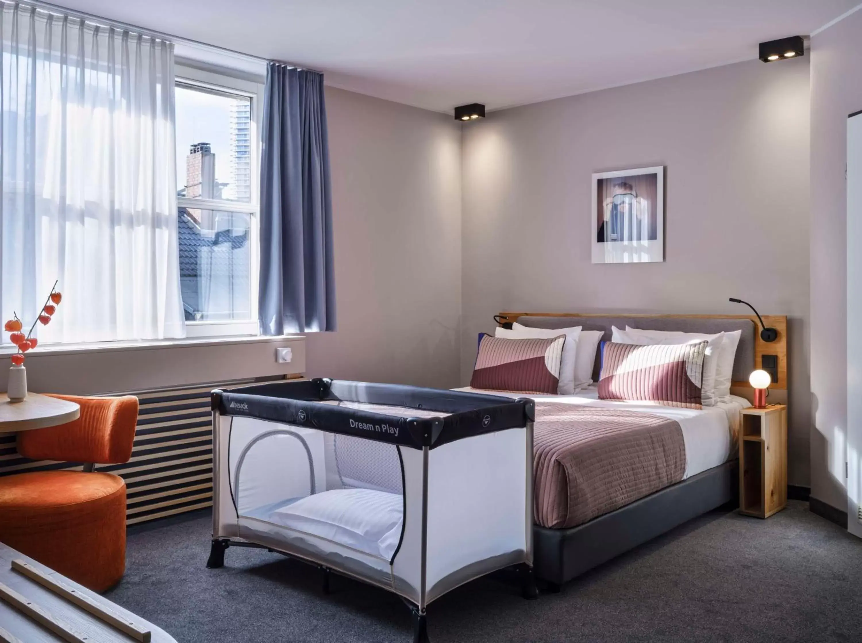 Bedroom, Bed in Fleming's Express Hotel Frankfurt - former IntercityHotel Frankfurt