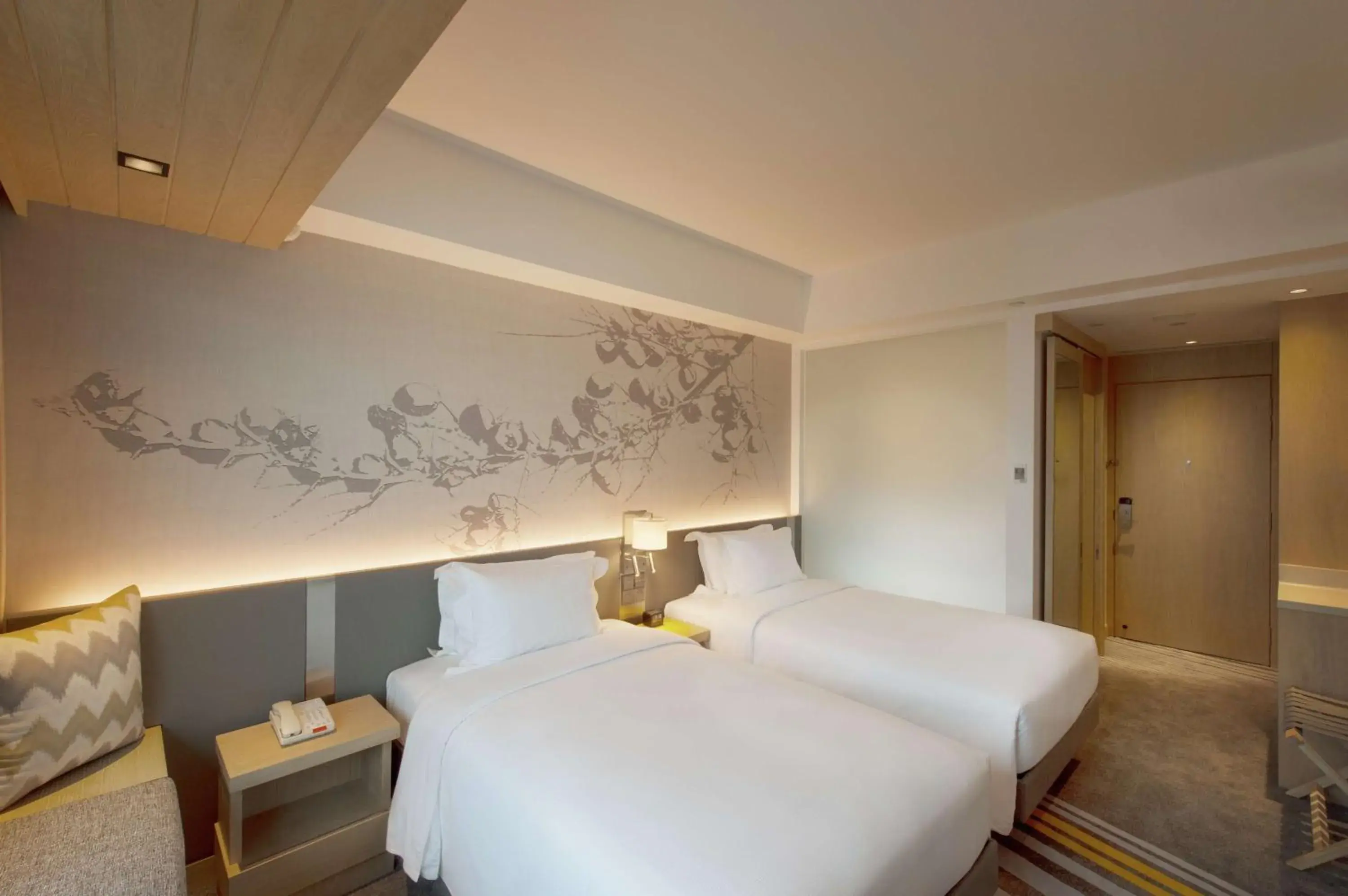 Photo of the whole room, Bed in Hilton Garden Inn Singapore Serangoon