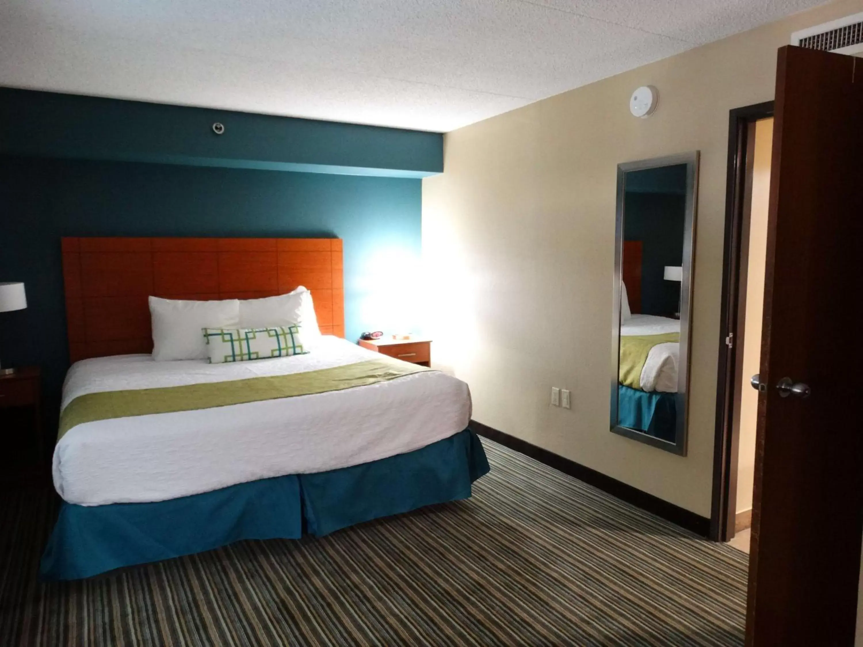 Photo of the whole room, Bed in Best Western Warren Hotel