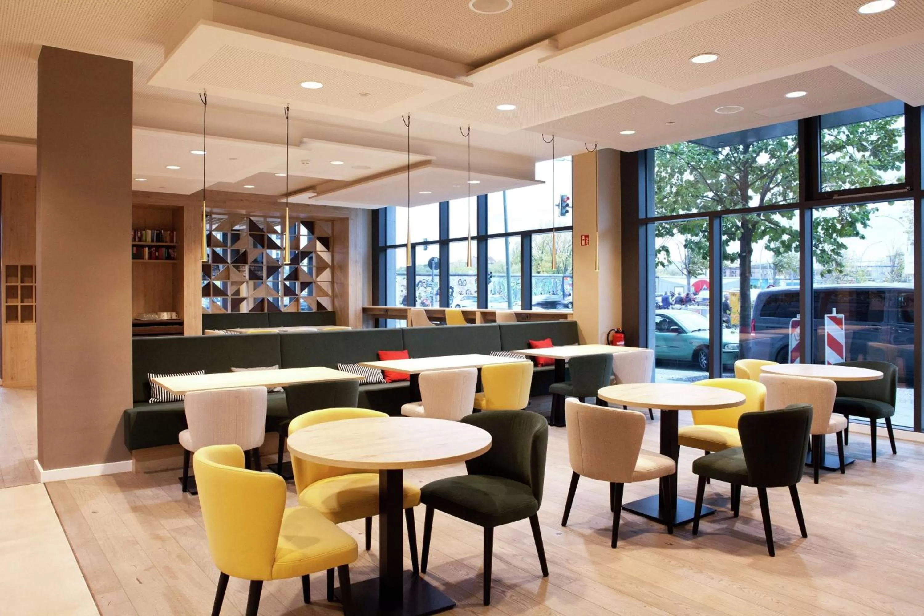 Breakfast in Hampton By Hilton Berlin City East Side Gallery