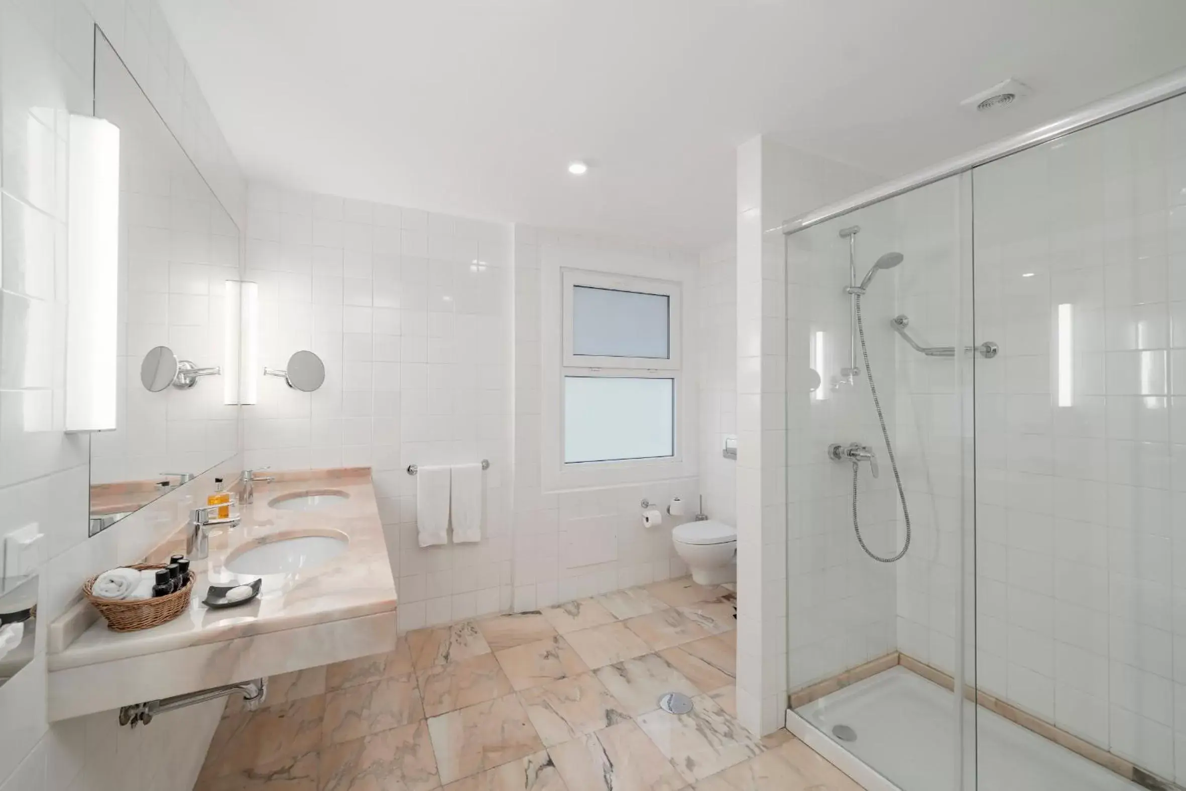 Shower, Bathroom in Albatroz Beach & Yacht Club