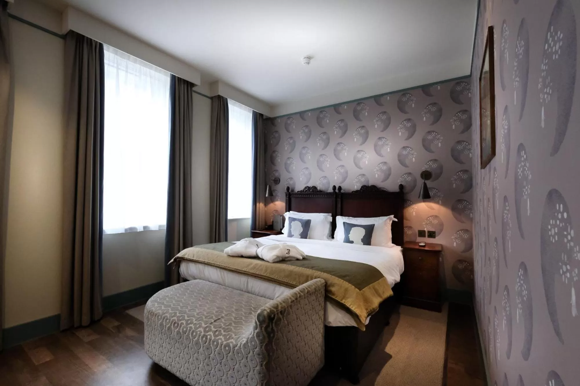 Bedroom, Bed in Morton Hotel