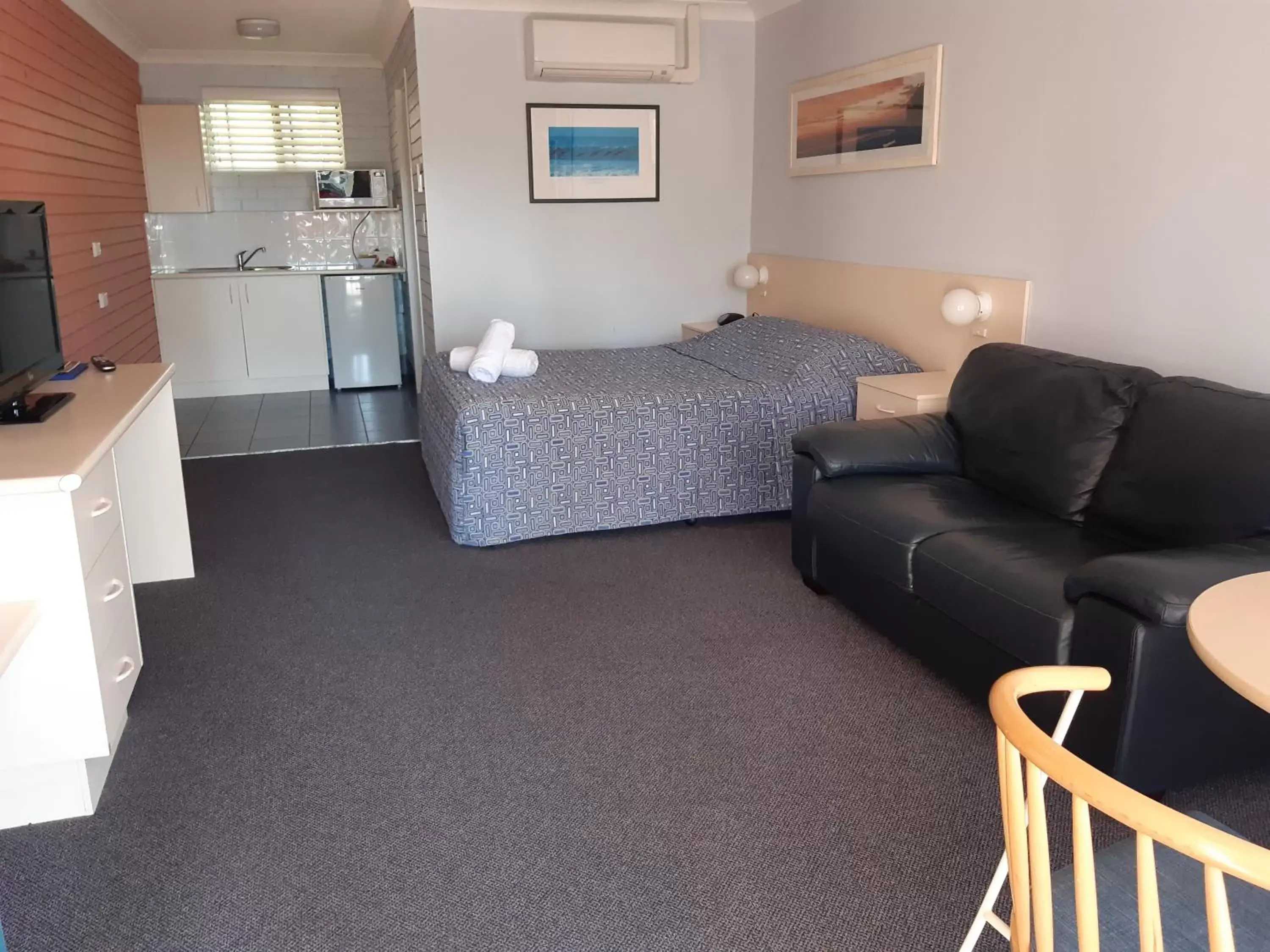 Photo of the whole room, Seating Area in Dolphins of Mollymook Motel and Fifth Green Apartments