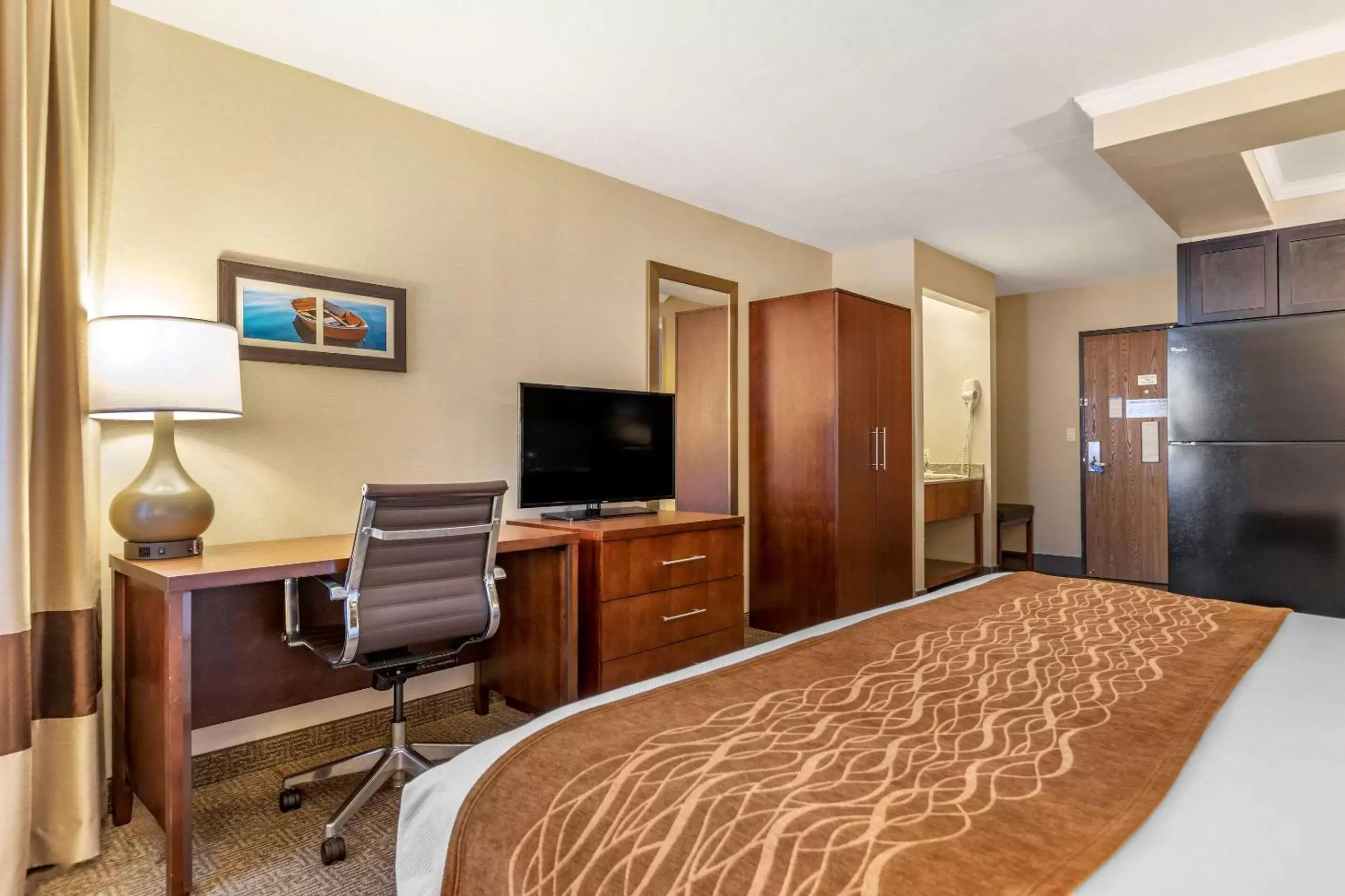 Photo of the whole room, TV/Entertainment Center in Comfort Inn Ludington near US-10