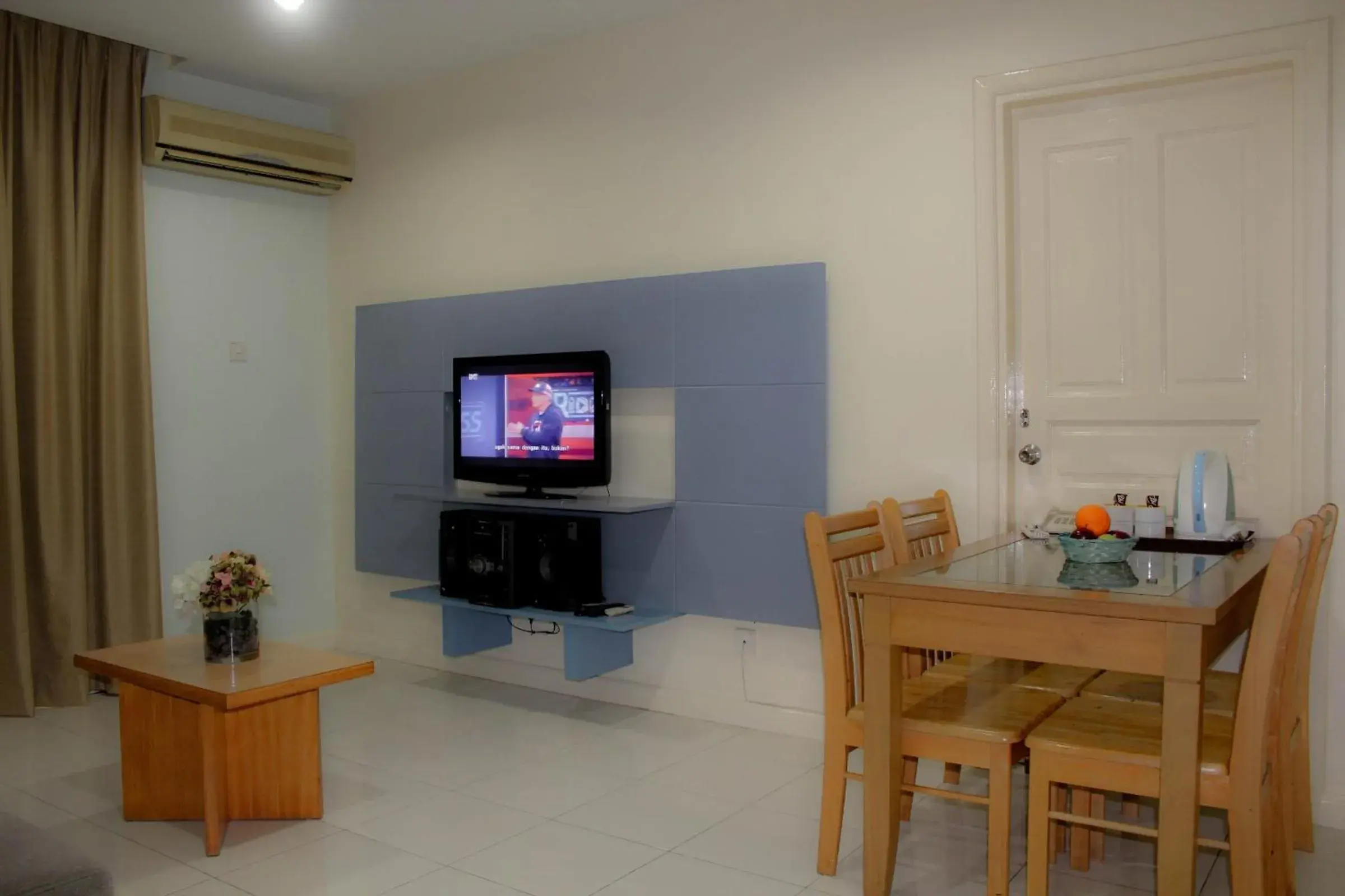 Living room, TV/Entertainment Center in Jinhold Service Apartment