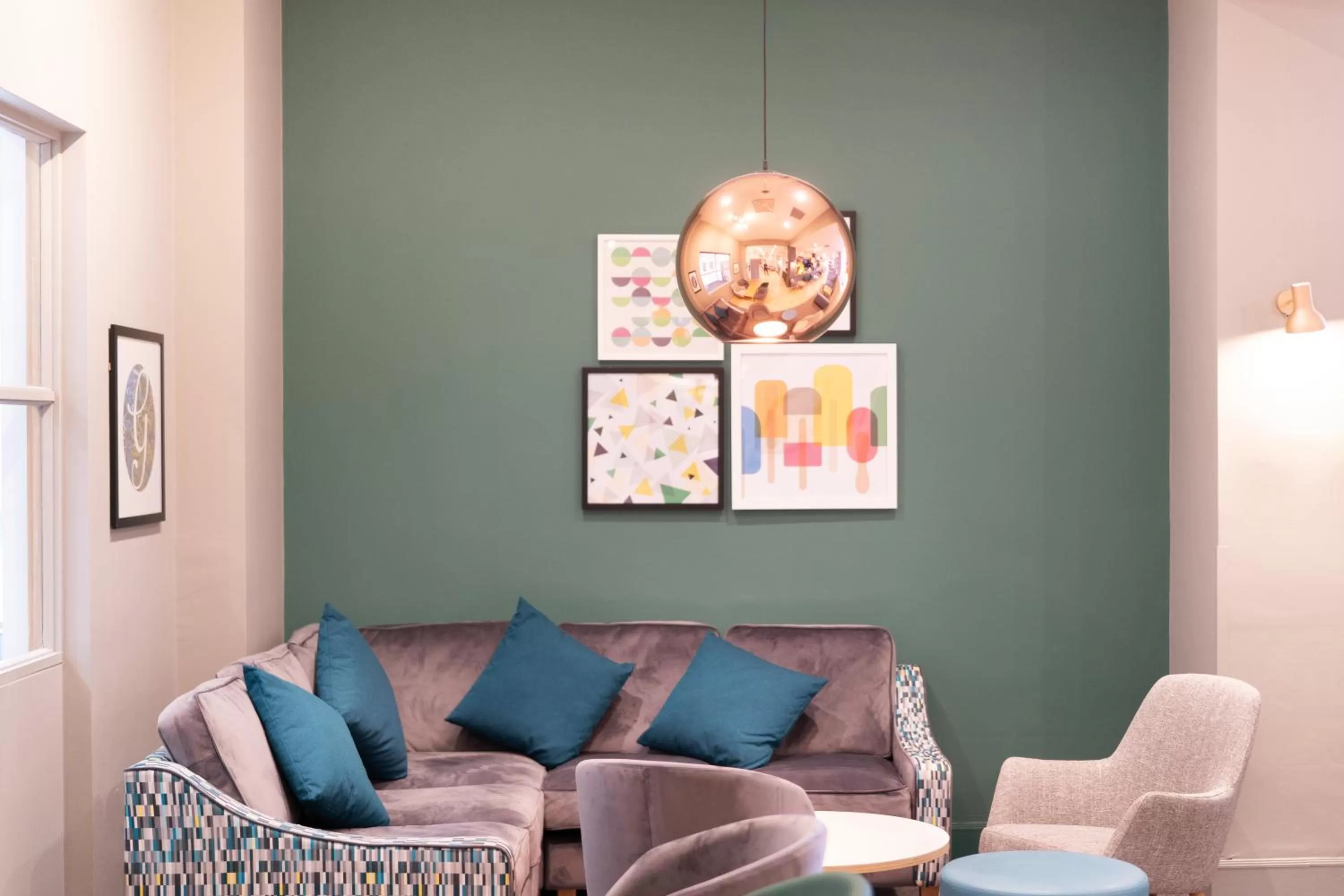 Lounge or bar in Holiday Inn Gloucester - Cheltenham by IHG