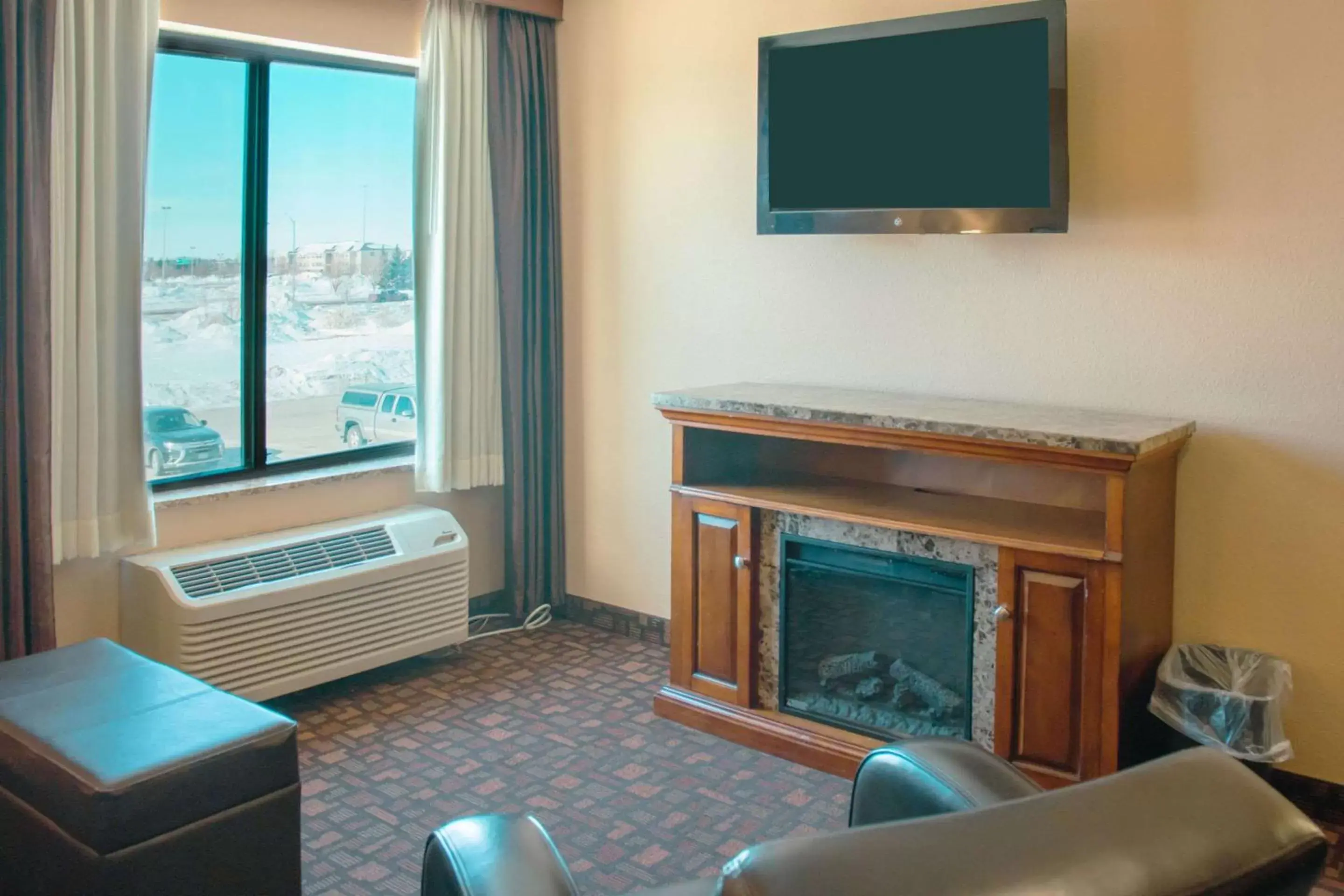 Bedroom, TV/Entertainment Center in Expressway Suites of Grand Forks