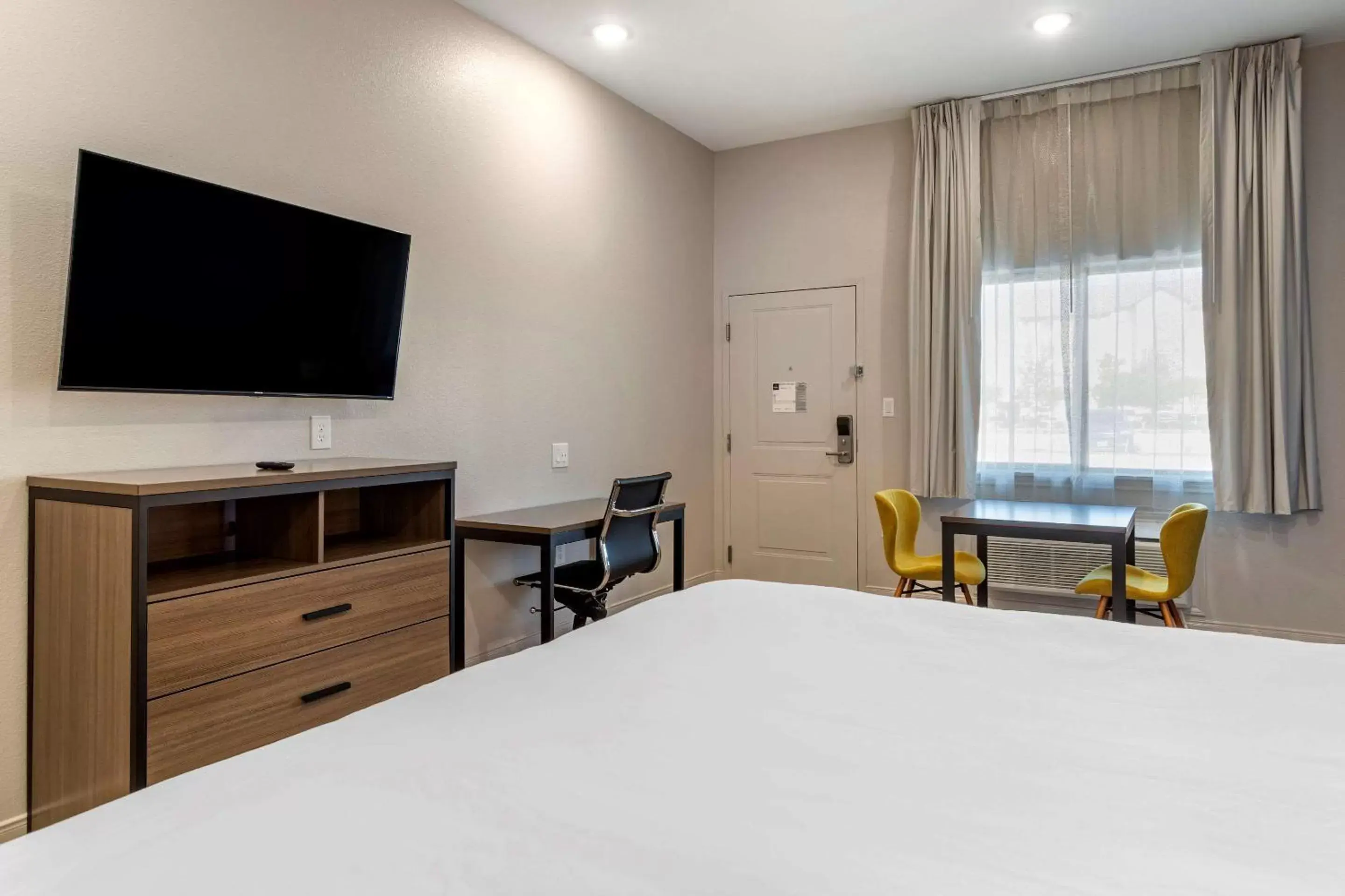 Photo of the whole room, Bed in Clarion Pointe Port Arthur-Beaumont South Photo of the whole room, Bed in Clarion Pointe Port Arthur-Beaumont South