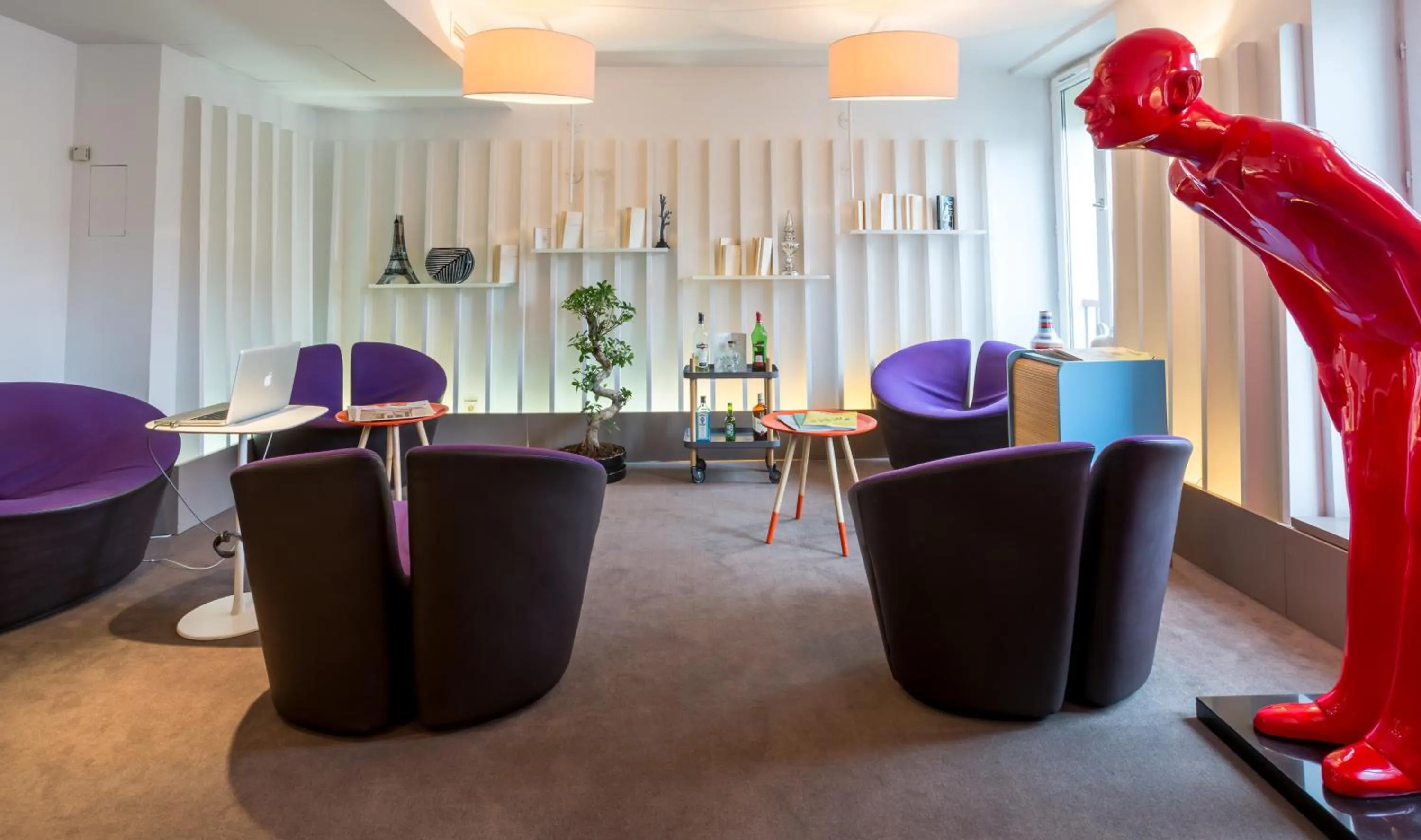 Communal lounge/ TV room in Hôtel Le Marcel Paris Gare de l'Est