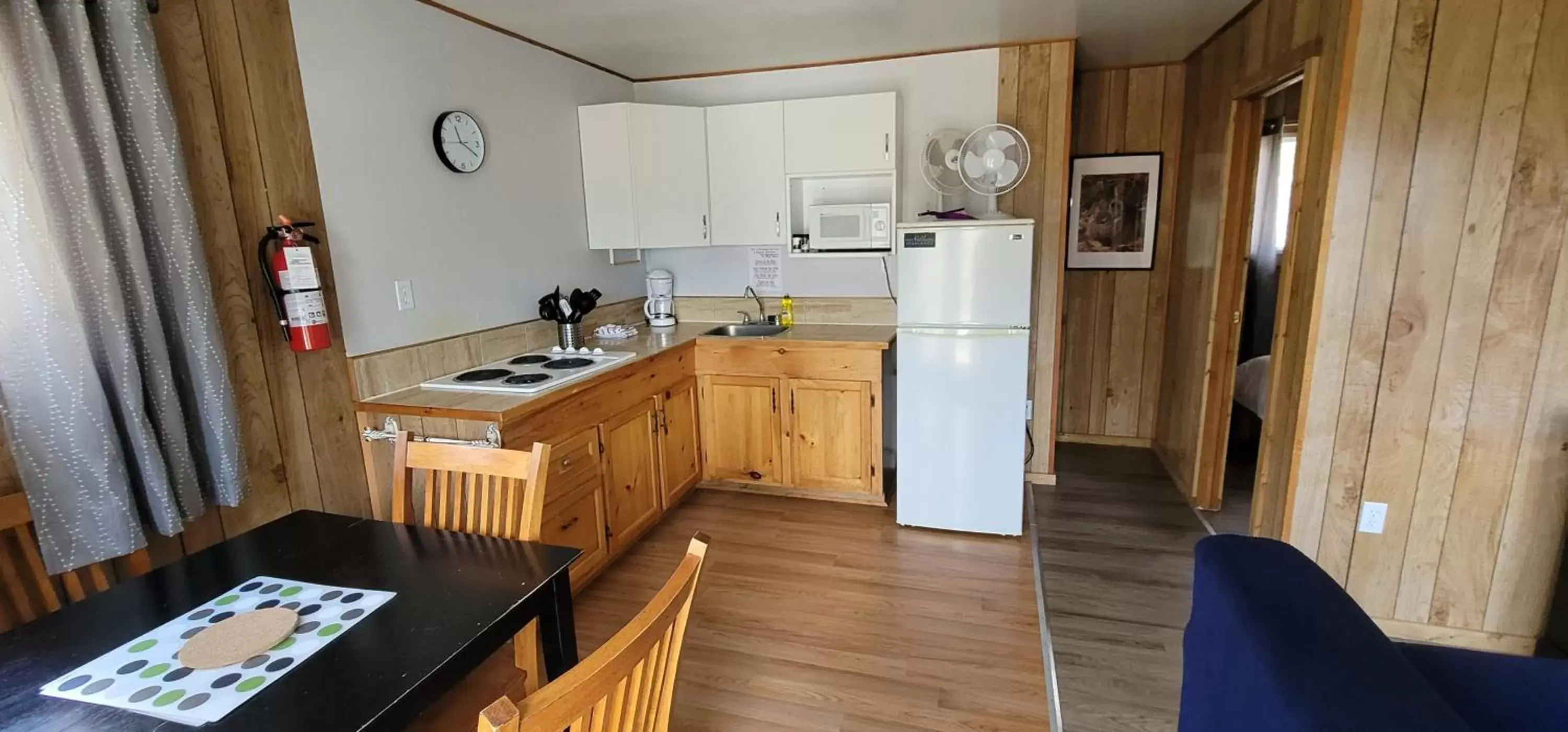 Kitchen/Kitchenette in Parkway Cottage Resort and Trading Post