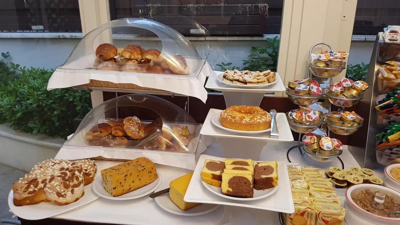 Food and drinks in Hotel Best Roma