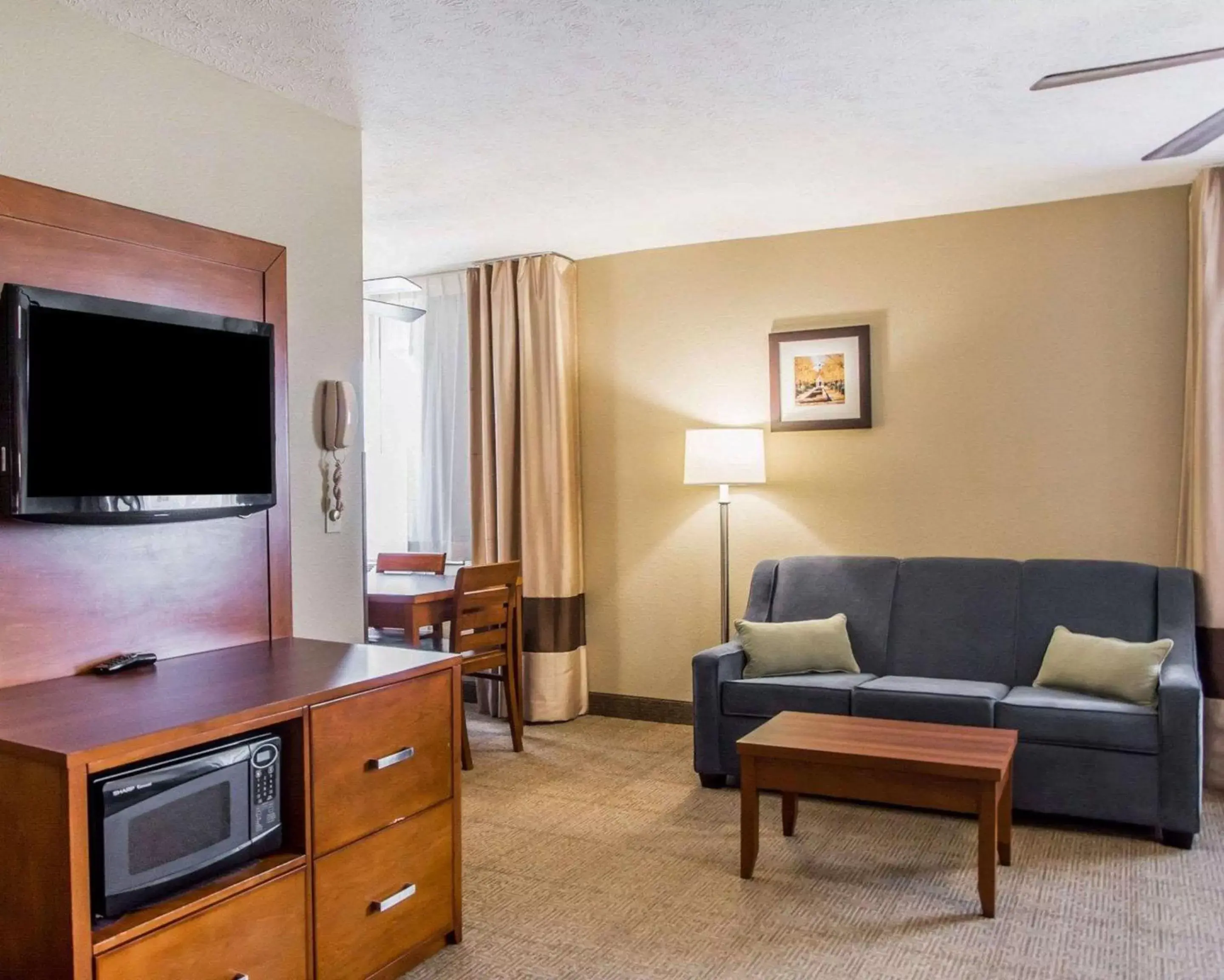 Photo of the whole room, TV/Entertainment Center in Comfort Inn Bellefontaine
