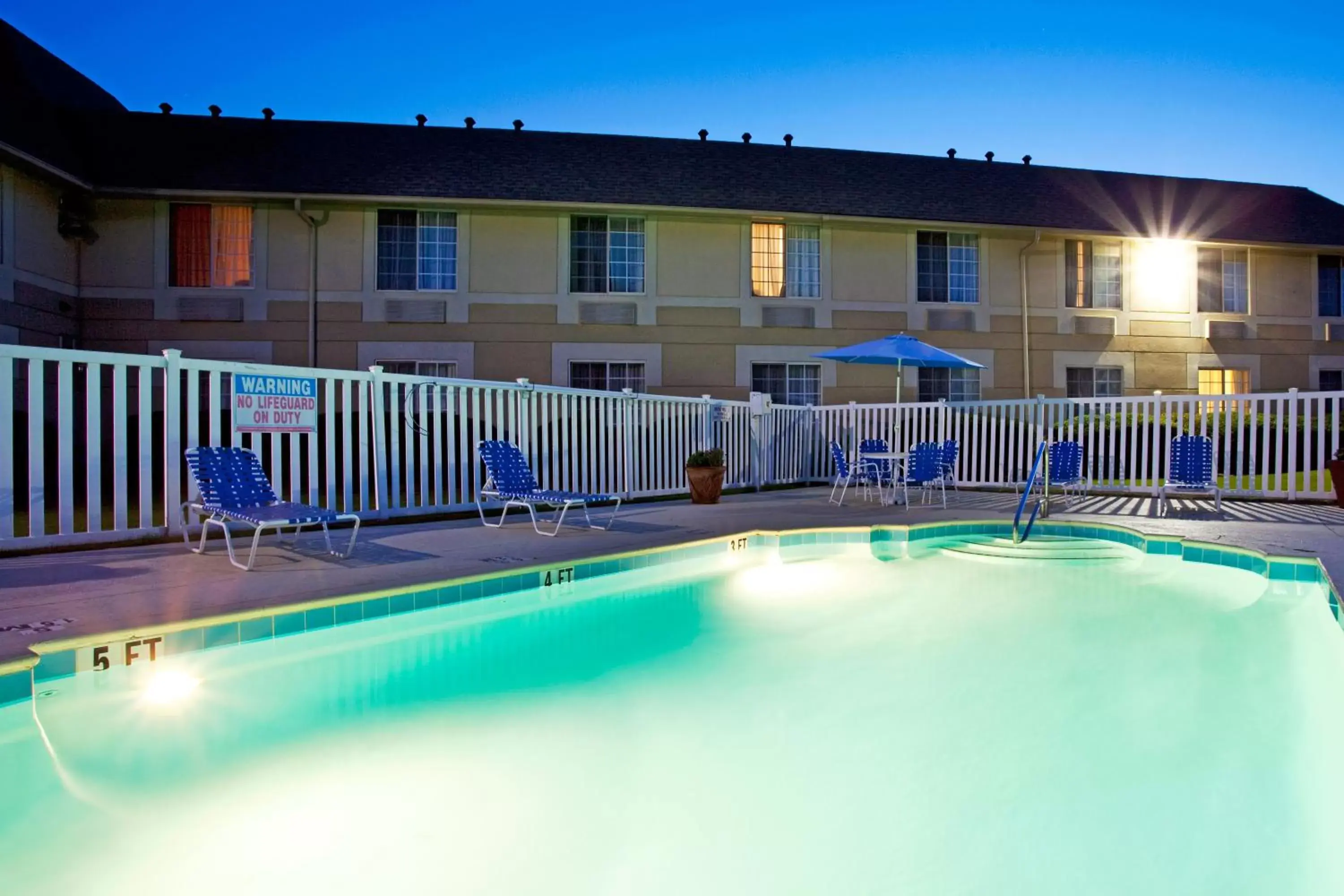 Swimming pool, Property Building in Baymont Inn & Suites Braselton