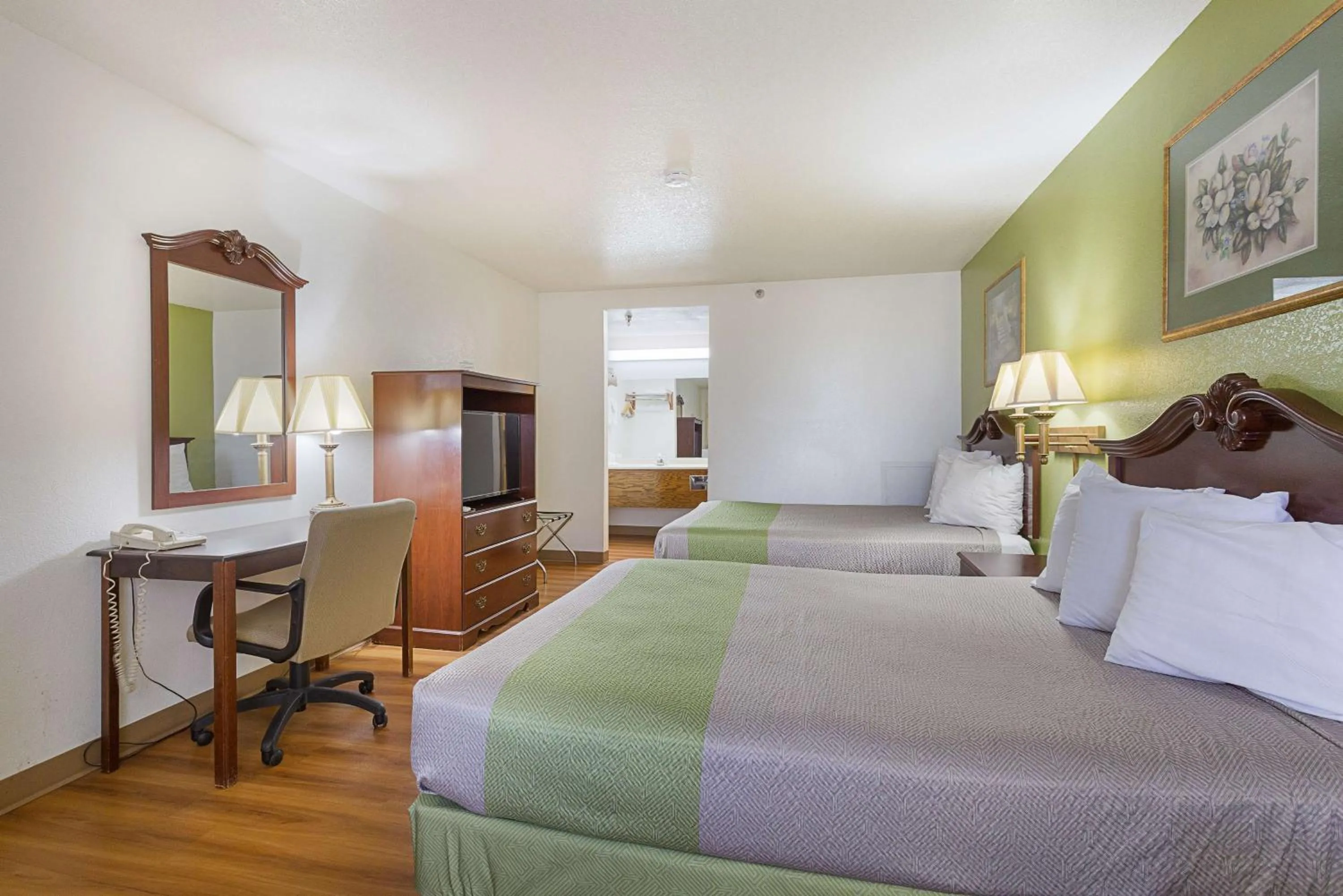 Photo of the whole room, Bed in Rodeway Inn Santa Rosa