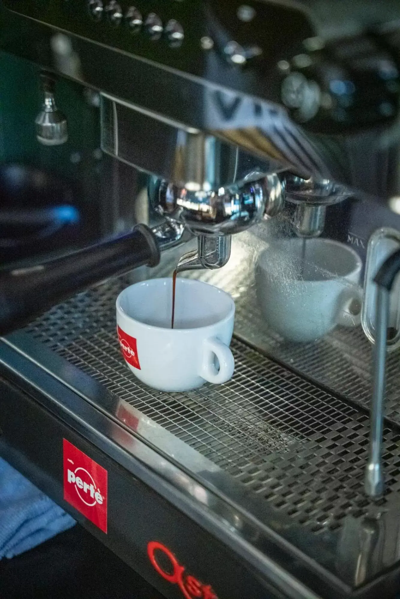 Coffee/tea facilities, Bathroom in Hotel Mika Downtown