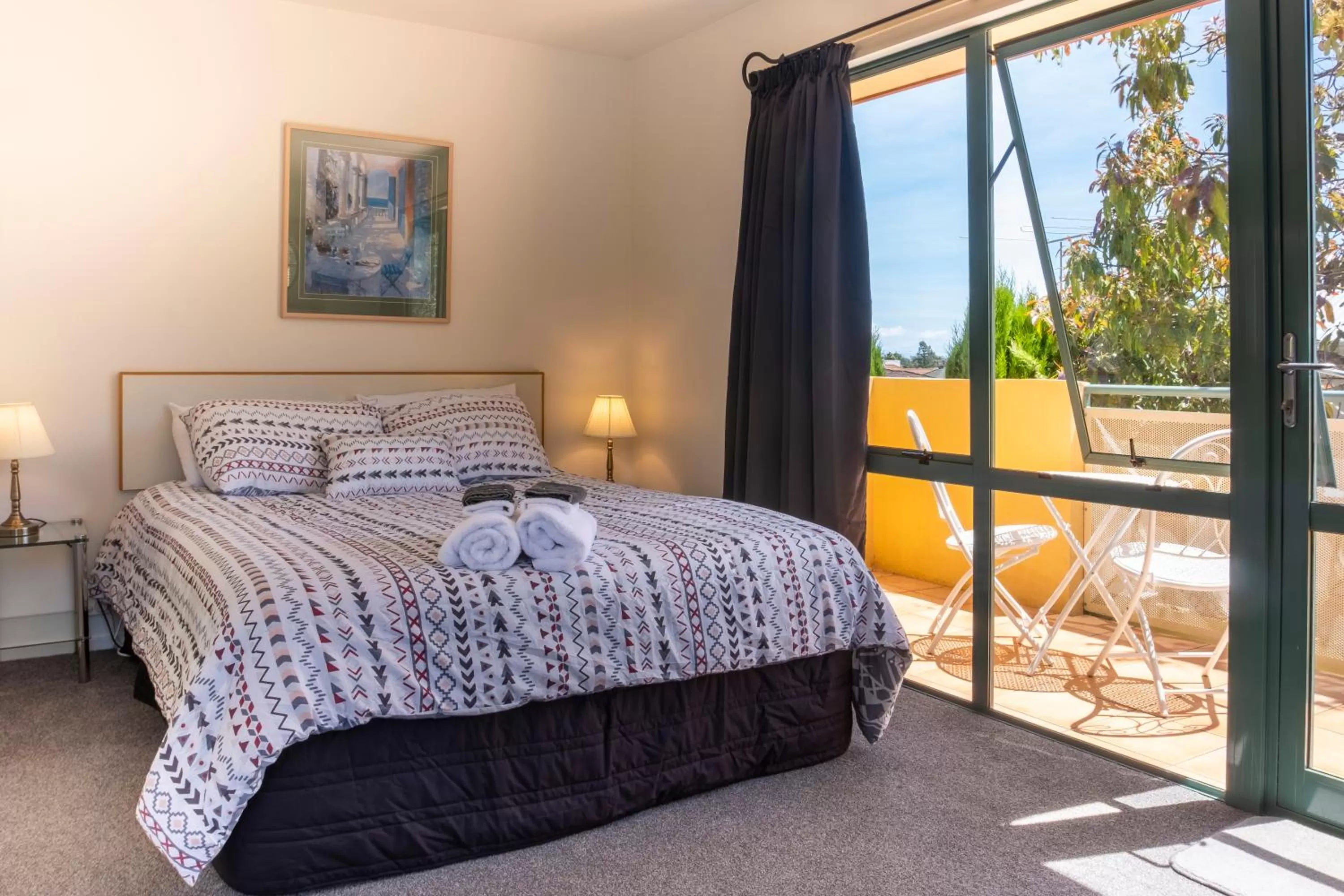 Bedroom, Bed in Tuscany Gardens Motor Lodge