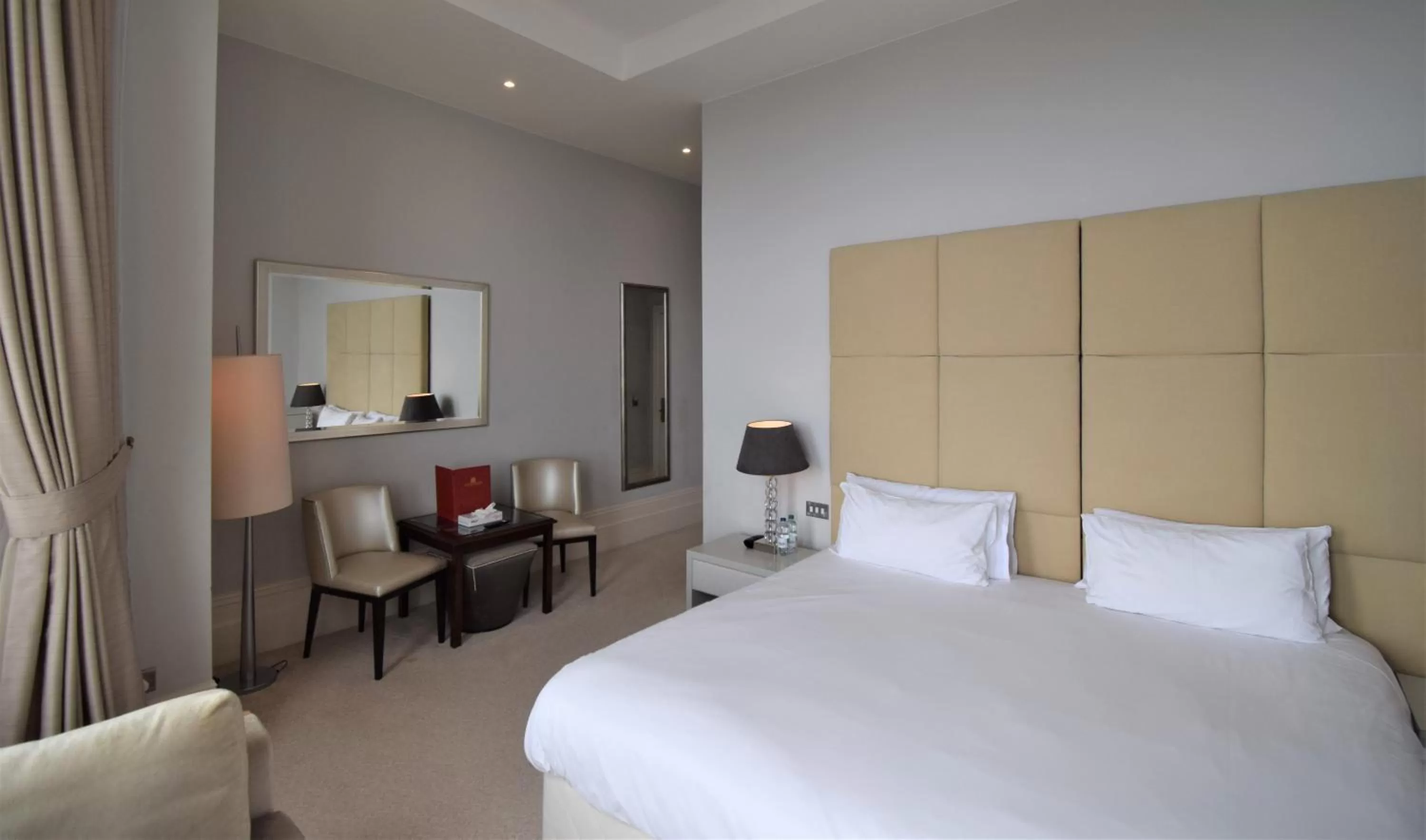 Dining area, Bed in The Chatsworth Hotel