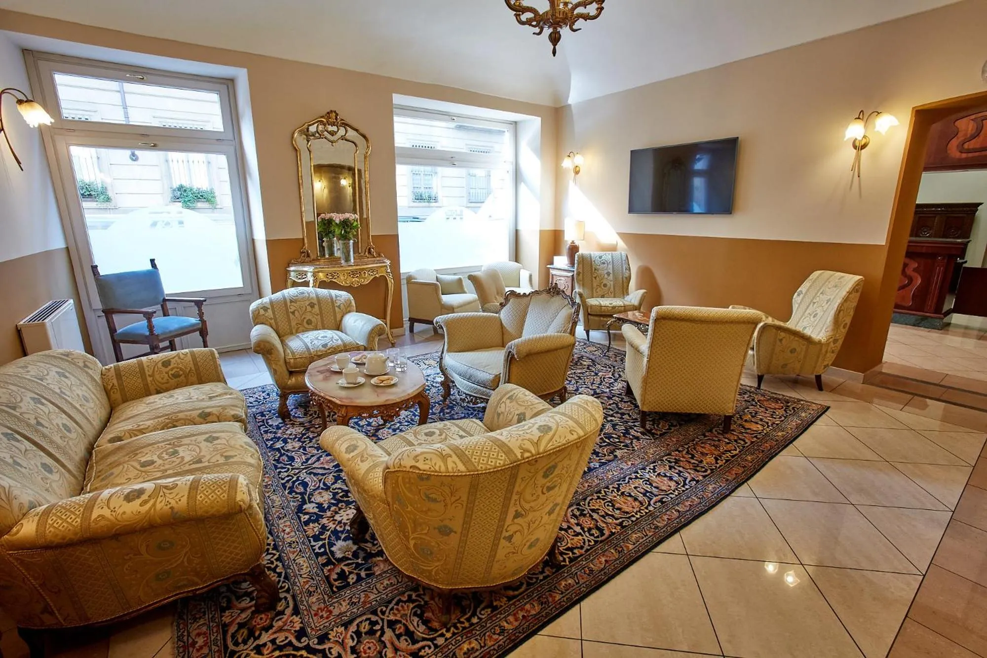 Communal lounge/ TV room in Liberty Hotel