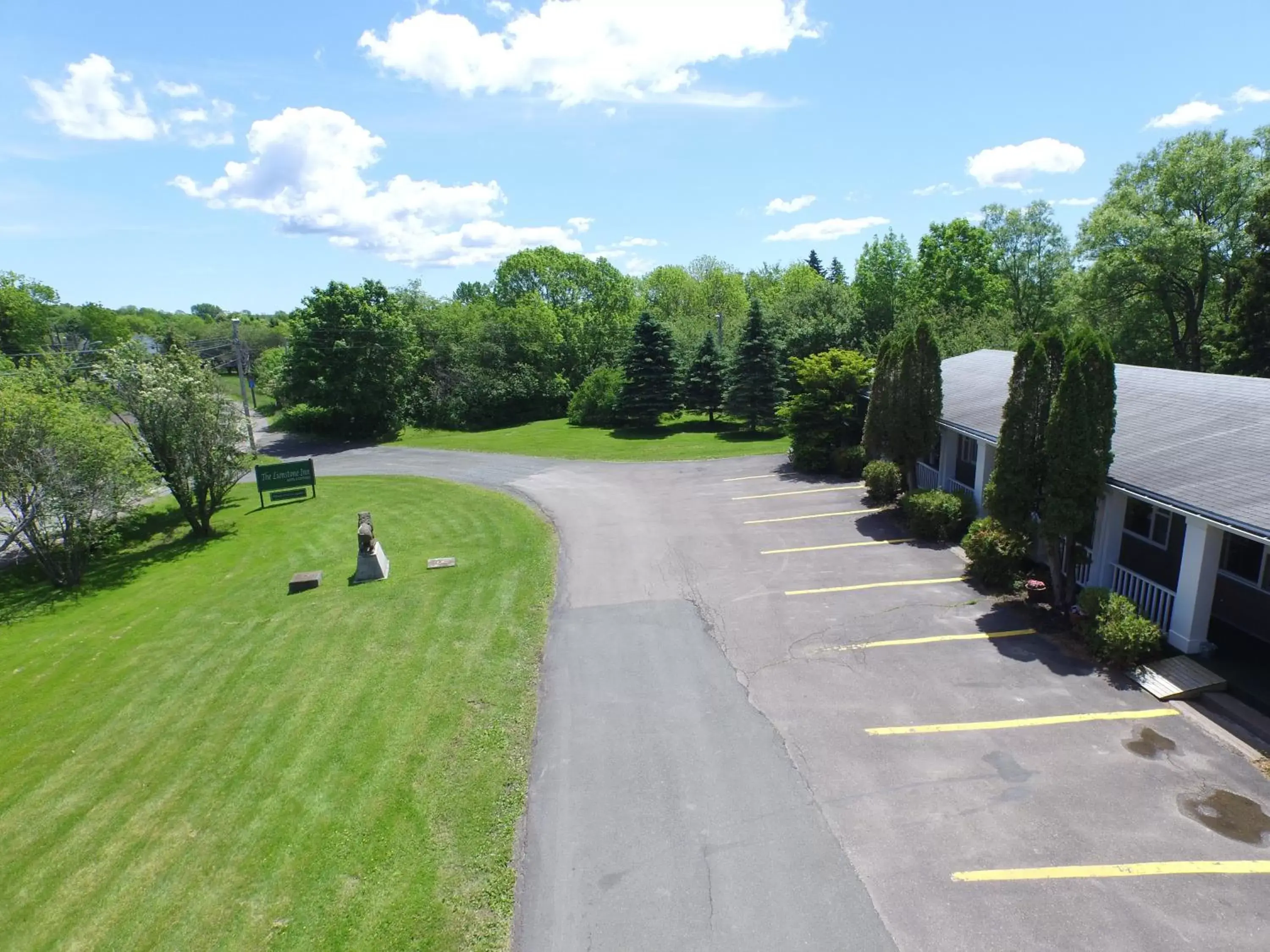 The Lionstone Inn Motel and Cottages