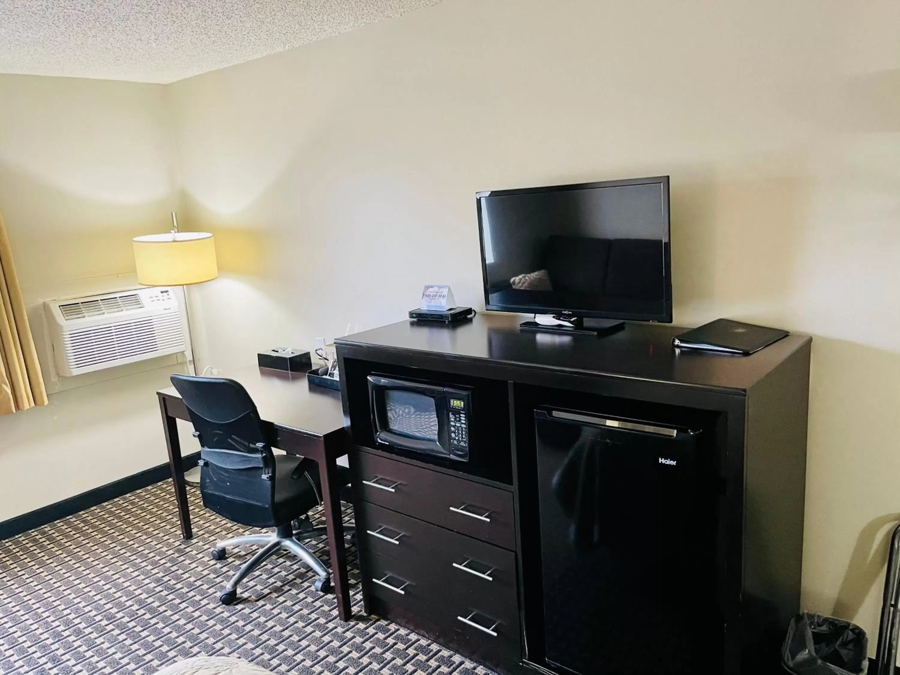 Communal lounge/ TV room, TV/Entertainment Center in Super 8 by Wyndham Clear Lake