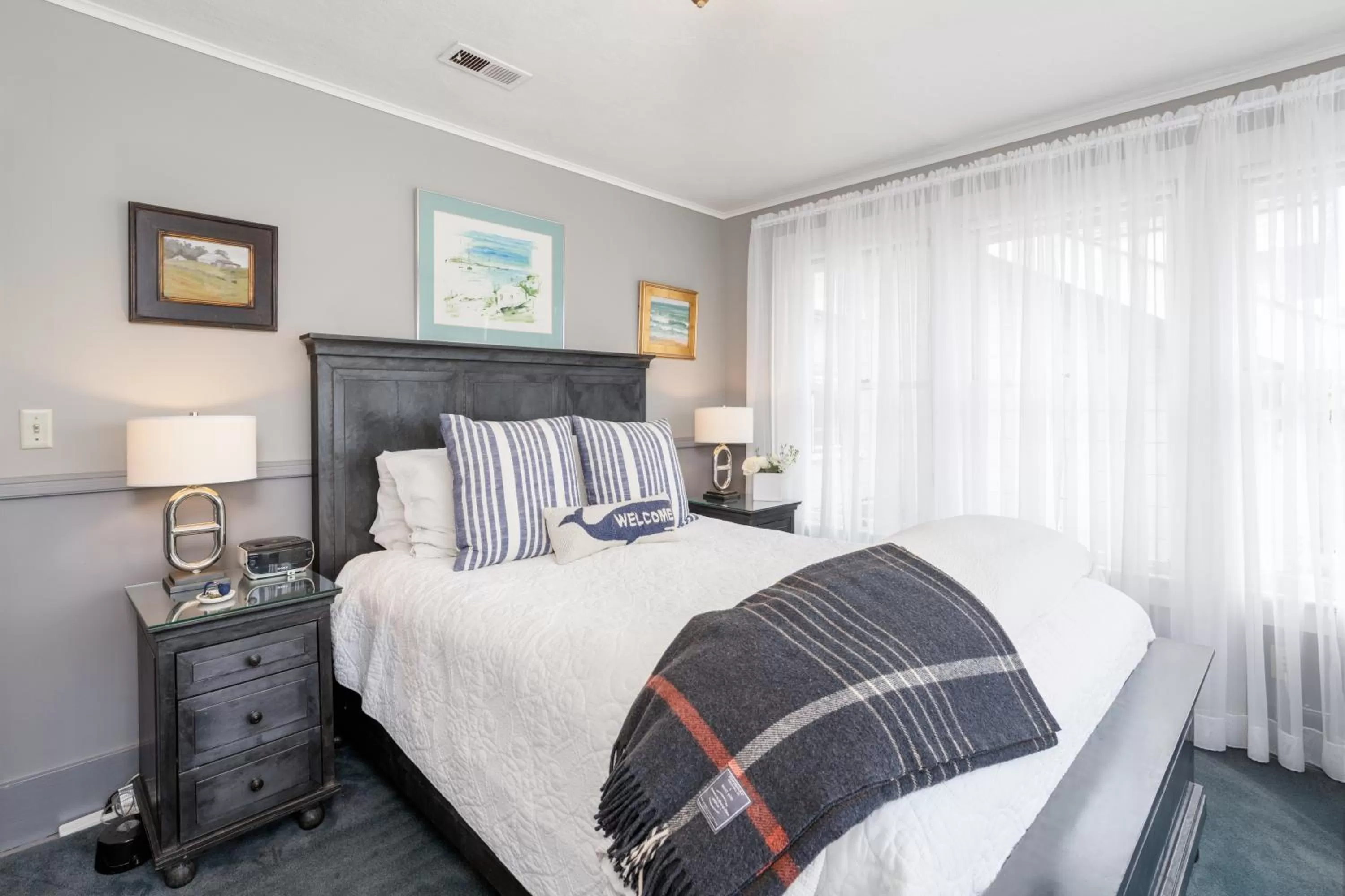 Bed in Nantucket Whale Inn, Half Moon Bay