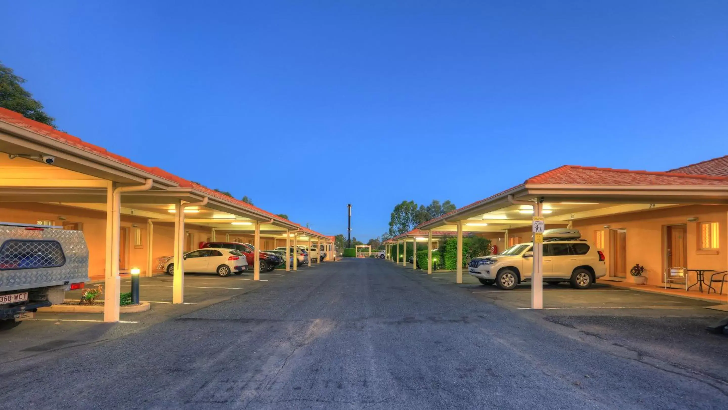 Property Building in Country Roads Motor Inn