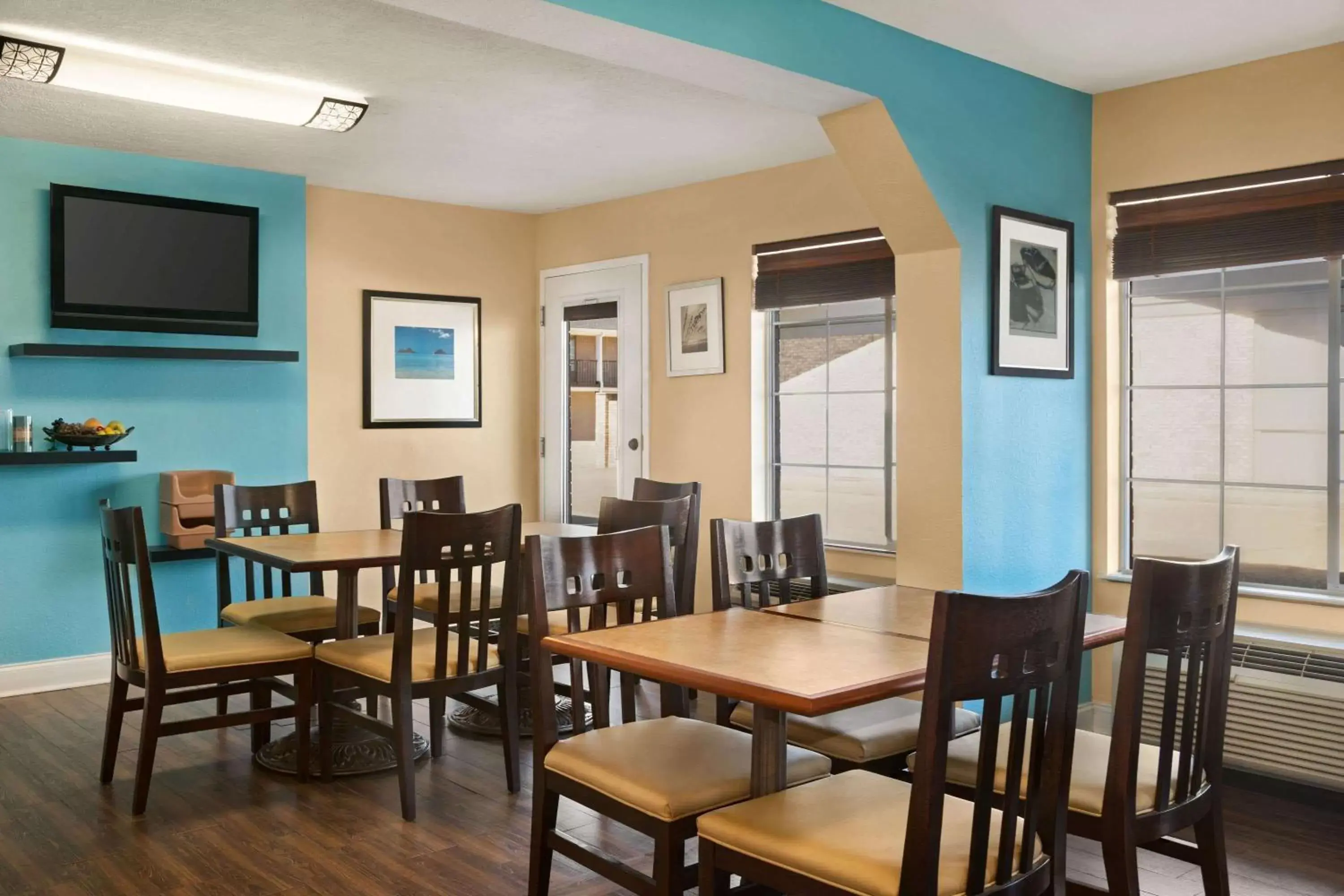 Restaurant/Places to Eat in Super 8 by Wyndham Gulfport Near Biloxi