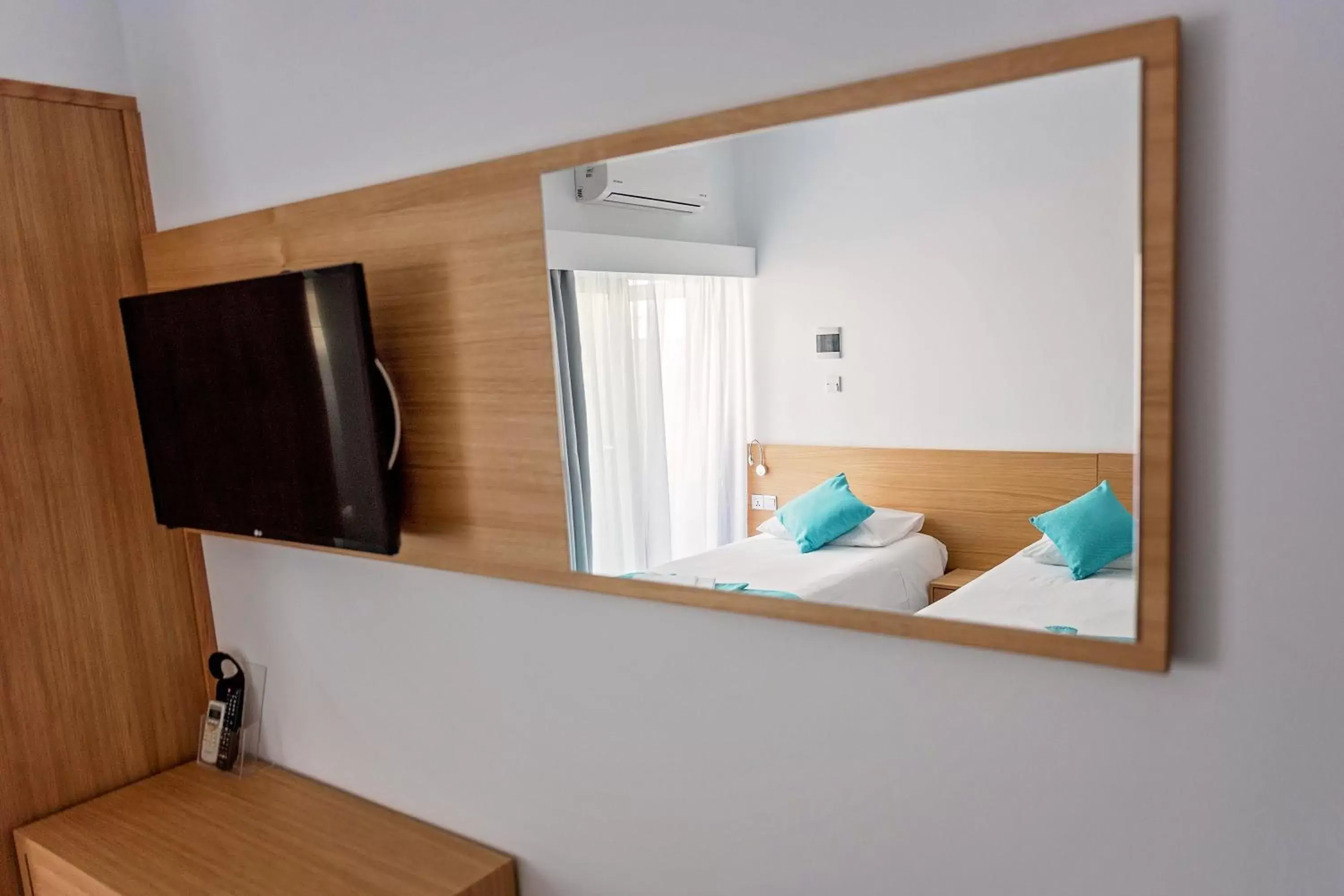 Bed, TV/Entertainment Center in Pyramos Hotel