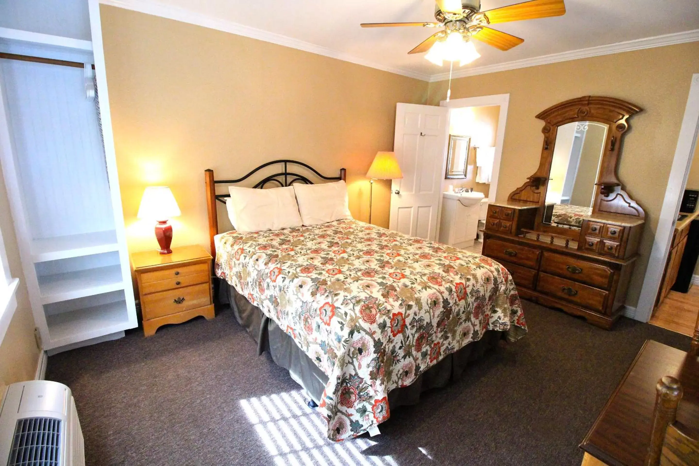 Photo of the whole room, Bed in Peach Tree Inn & Suites