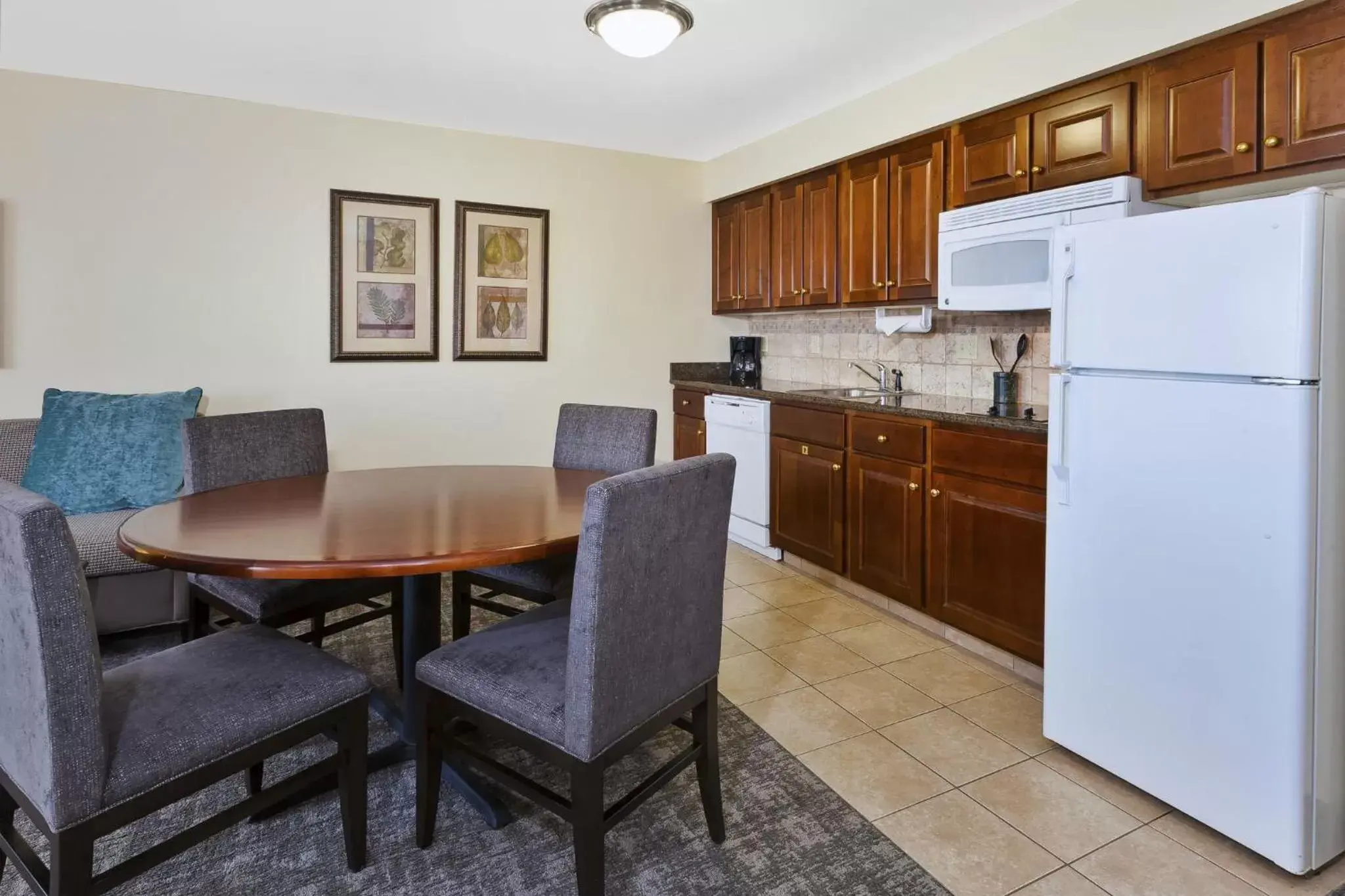 Kitchen/Kitchenette in Staybridge Suites Lansing-Okemos, an IHG Hotel