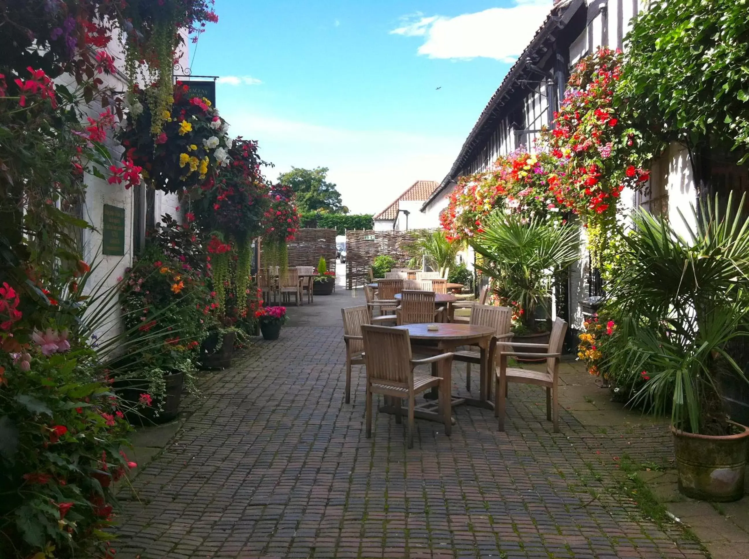 Garden, Restaurant/Places to Eat in The Saracens Head Hotel