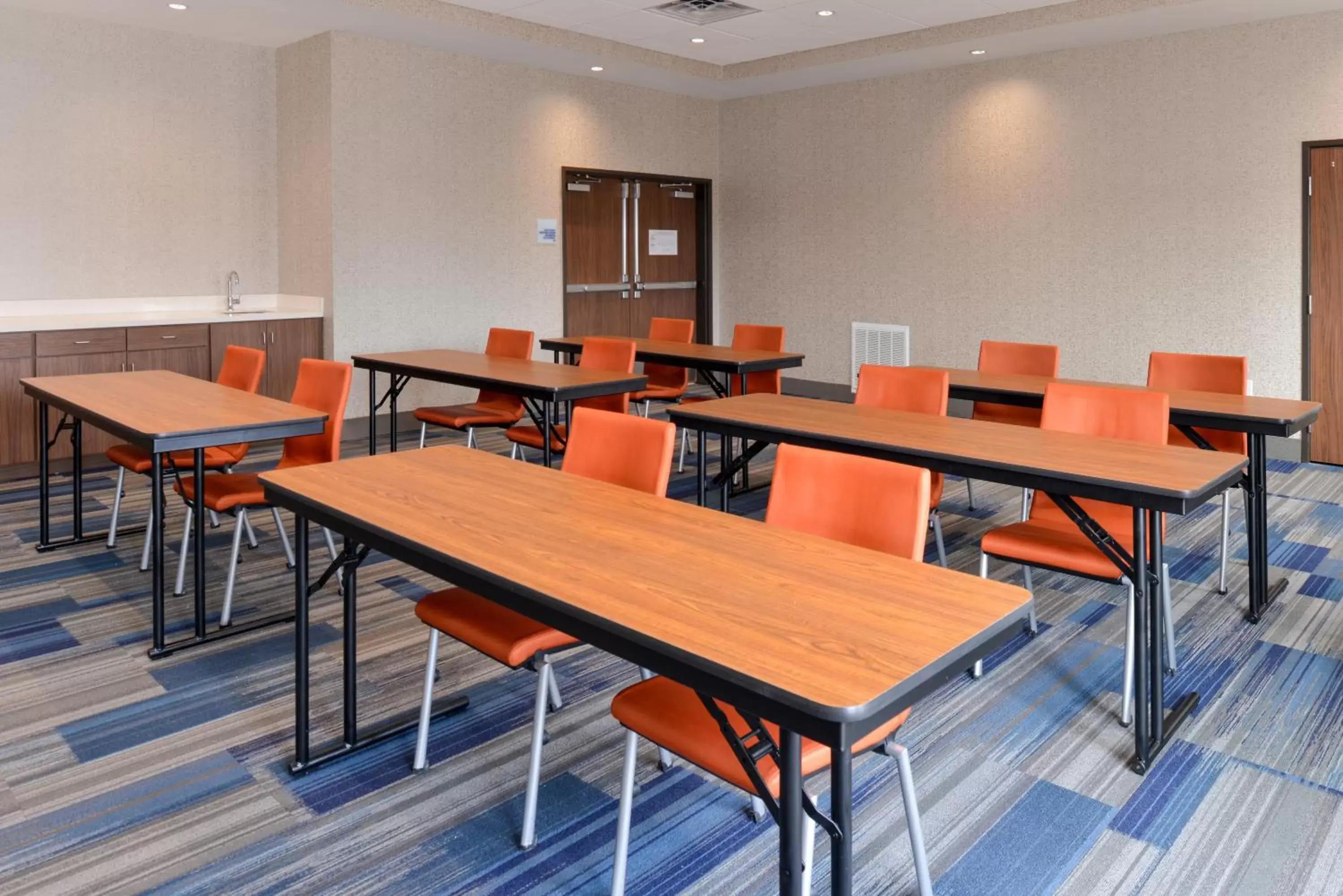 Meeting/conference room, Restaurant/Places to Eat in Holiday Inn Express & Suites Trinity, an IHG Hotel