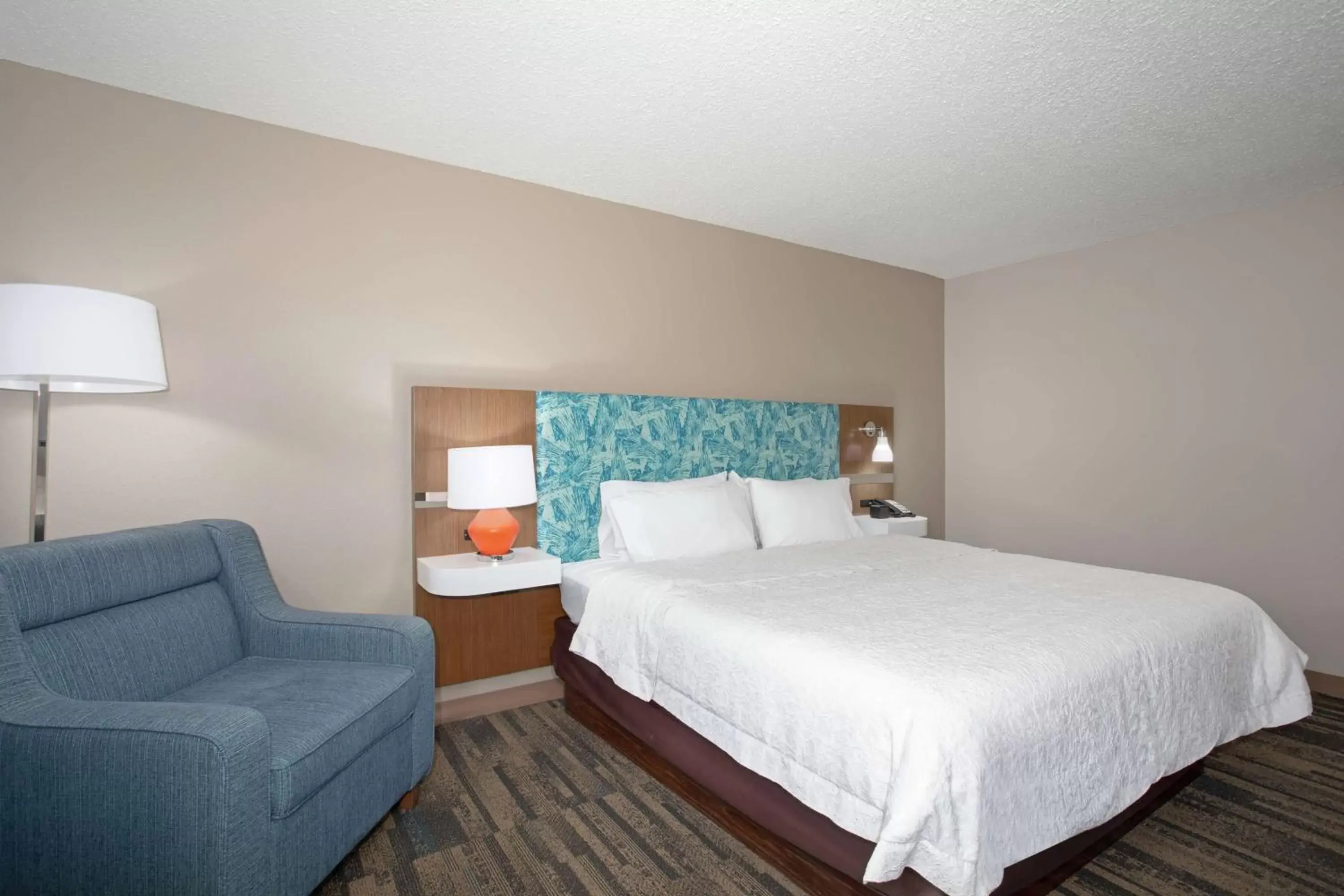 Living room, Bed in Hampton Inn & Suites Kansas City-Merriam