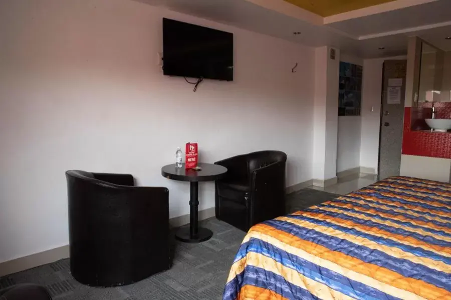 Bed, TV/Entertainment Center in Hotel Rossel Plaza